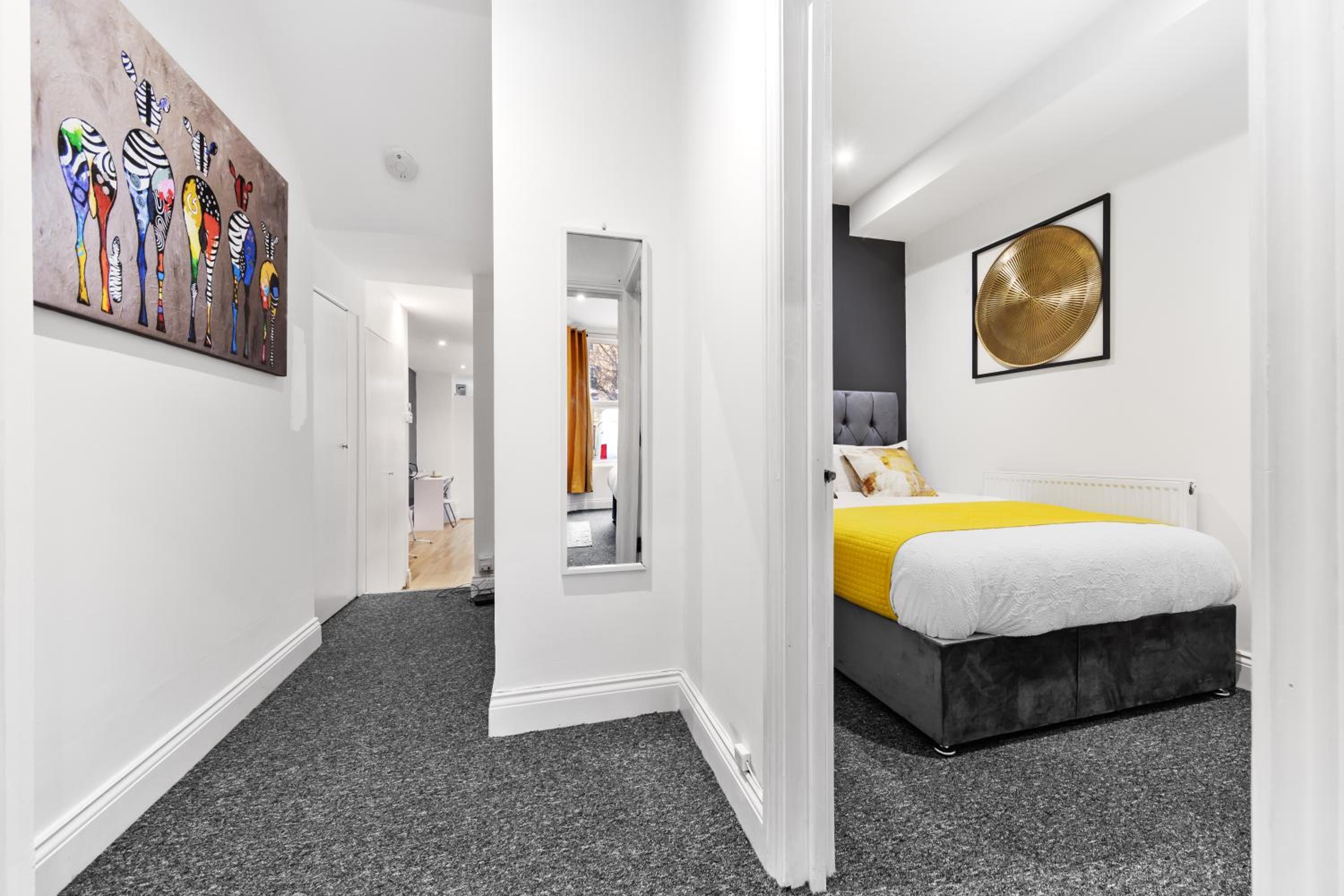 Stylish 2-Bed London House with Garden & Parking-Only 15 Mins to Central London! Sleeps 6 People - Save on Long Stays!