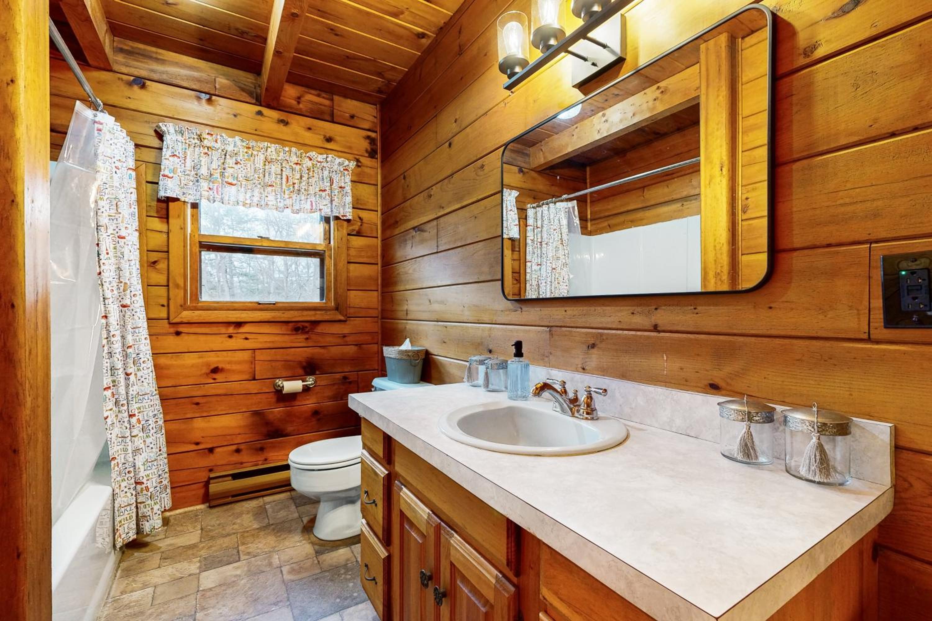 4-Season Family Base! 13 Mi to Lake Winnipesaukee