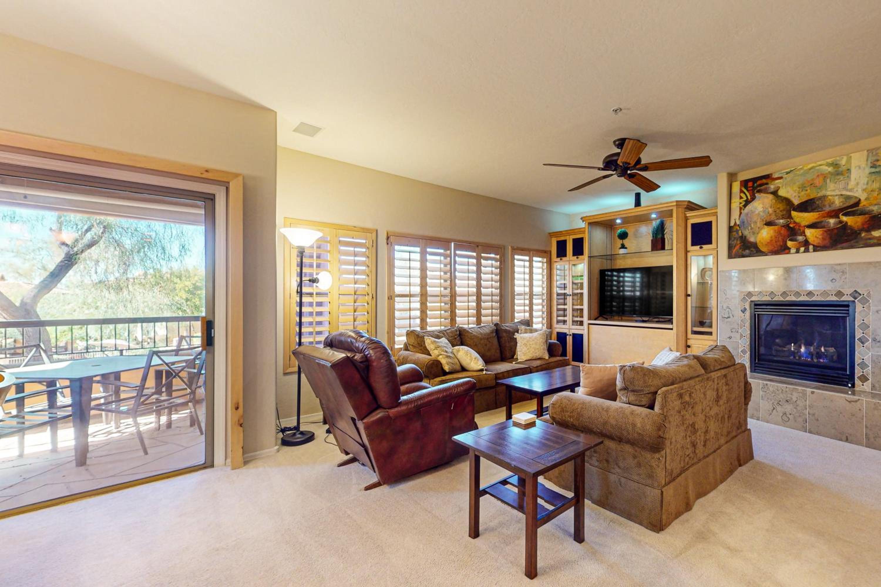 Balcony and Pool Access! Extended Stay in Scottsdale