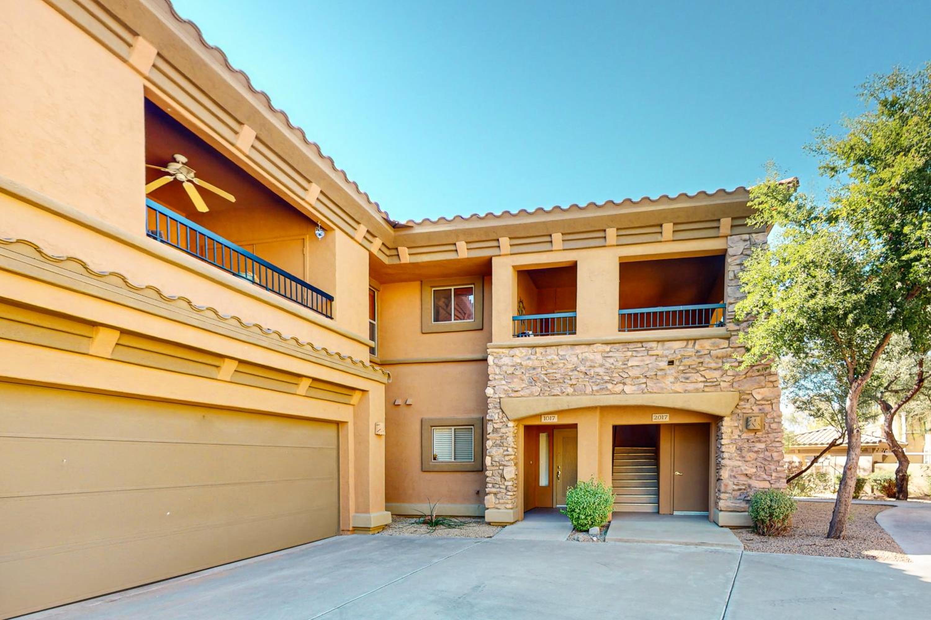 Balcony and Pool Access! Extended Stay in Scottsdale