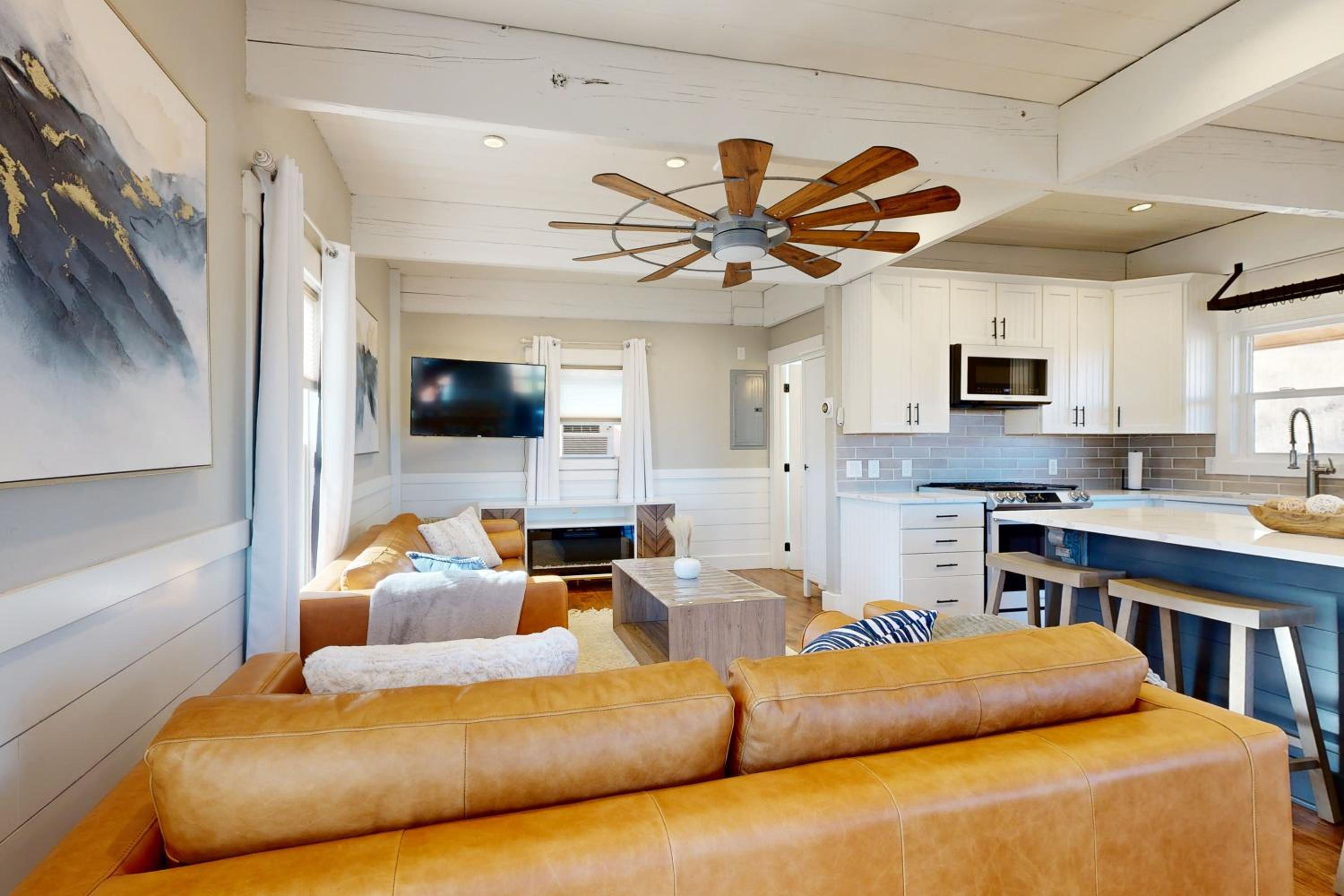 Private Hot Tub and Sauna! Midway Family Hideaway