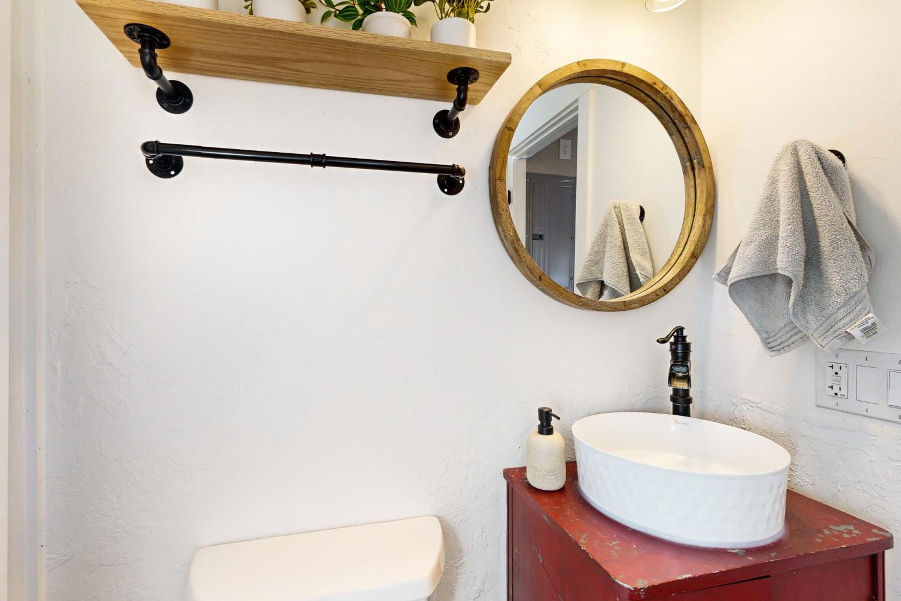 Private Hot Tub and Sauna! Midway Family Hideaway