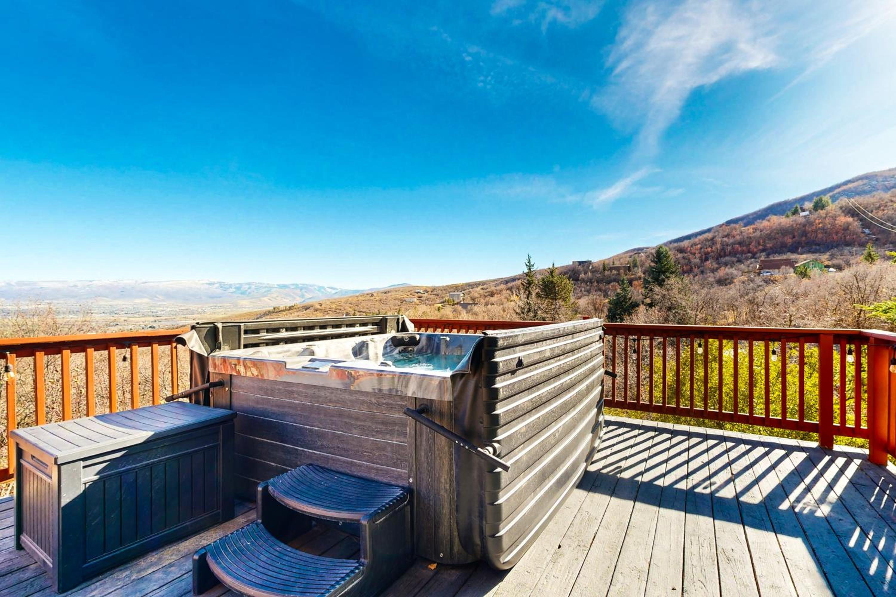 Private Hot Tub and Sauna! Midway Family Hideaway