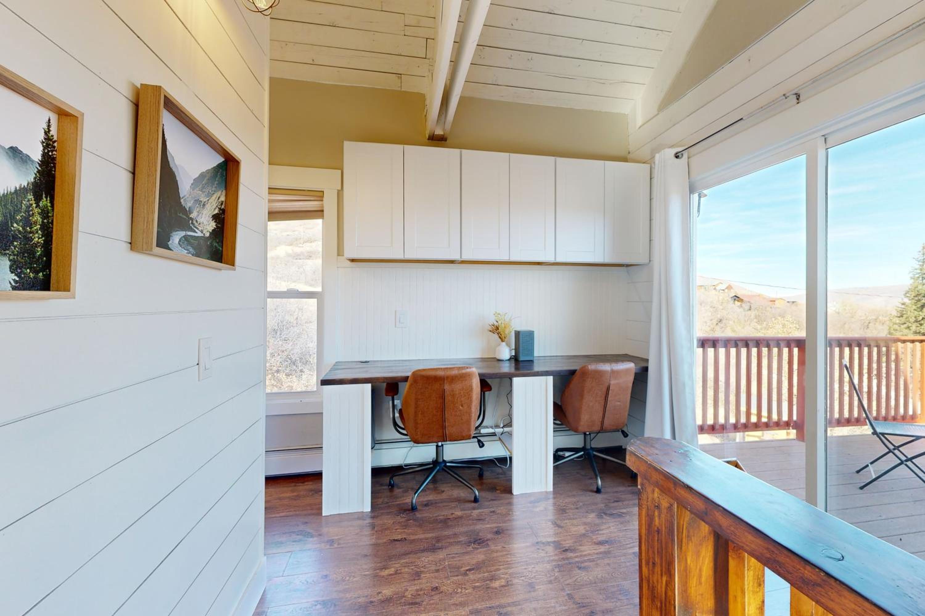 Private Hot Tub and Sauna! Midway Family Hideaway