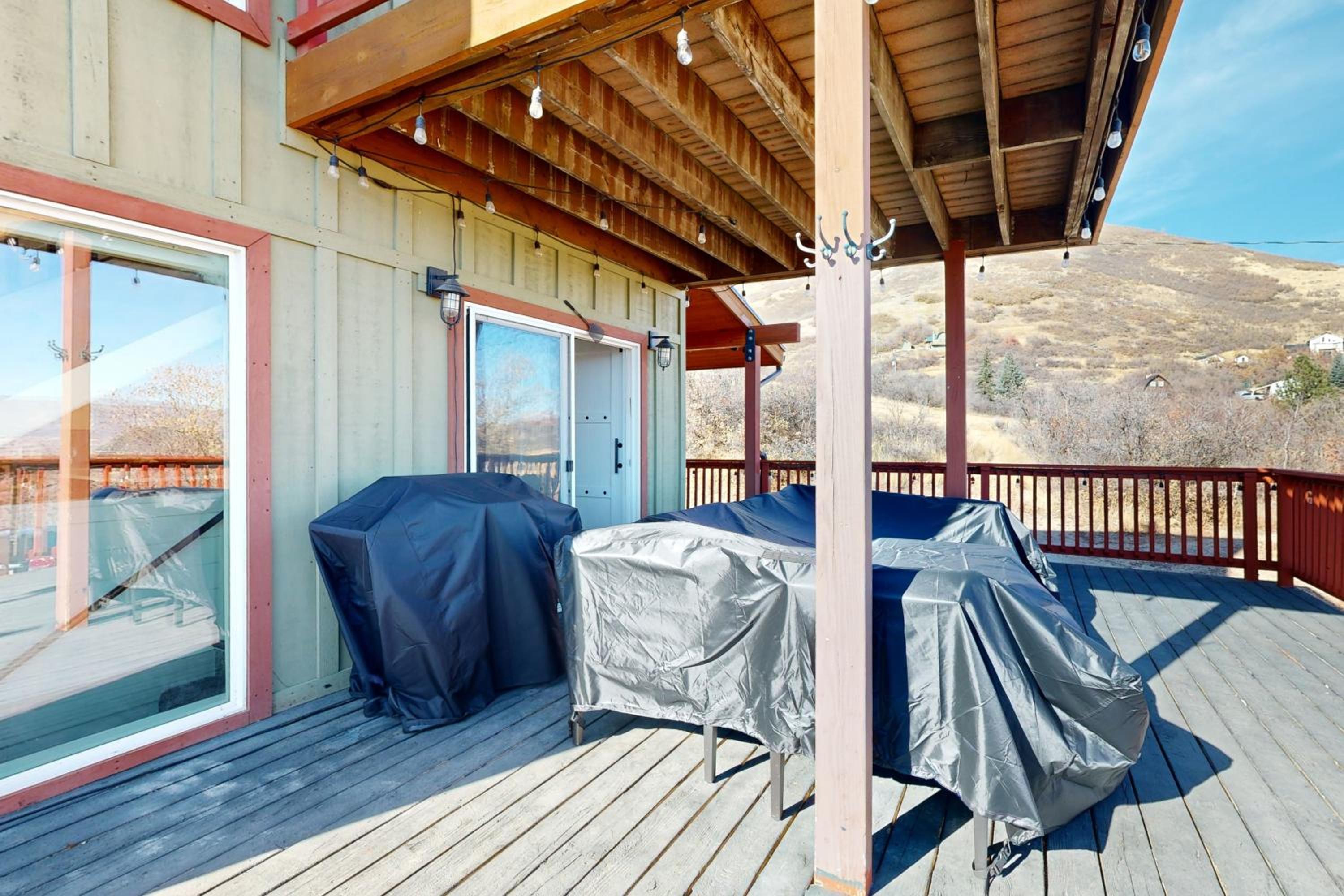 Private Hot Tub and Sauna! Midway Family Hideaway