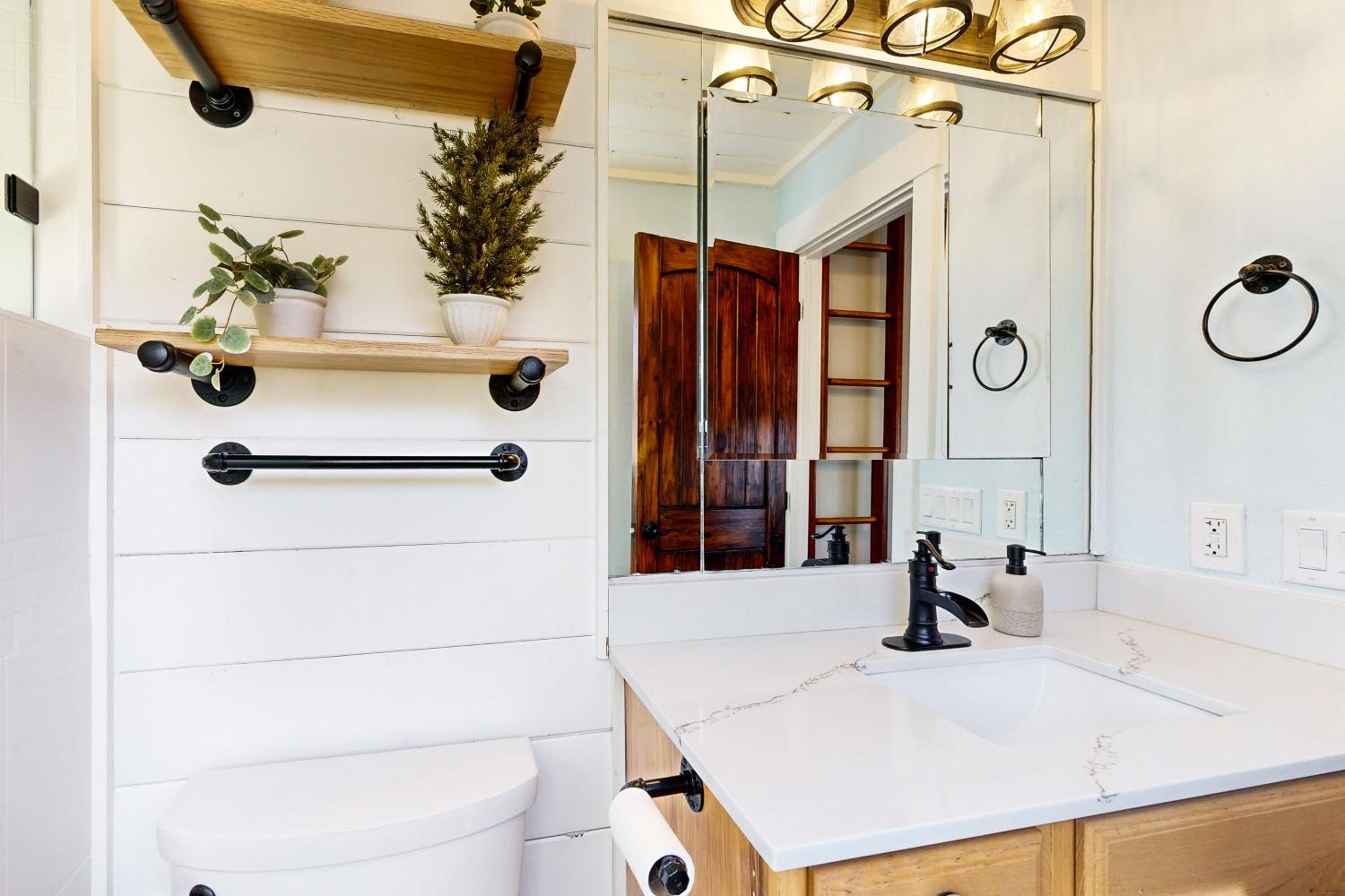 Private Hot Tub and Sauna! Midway Family Hideaway