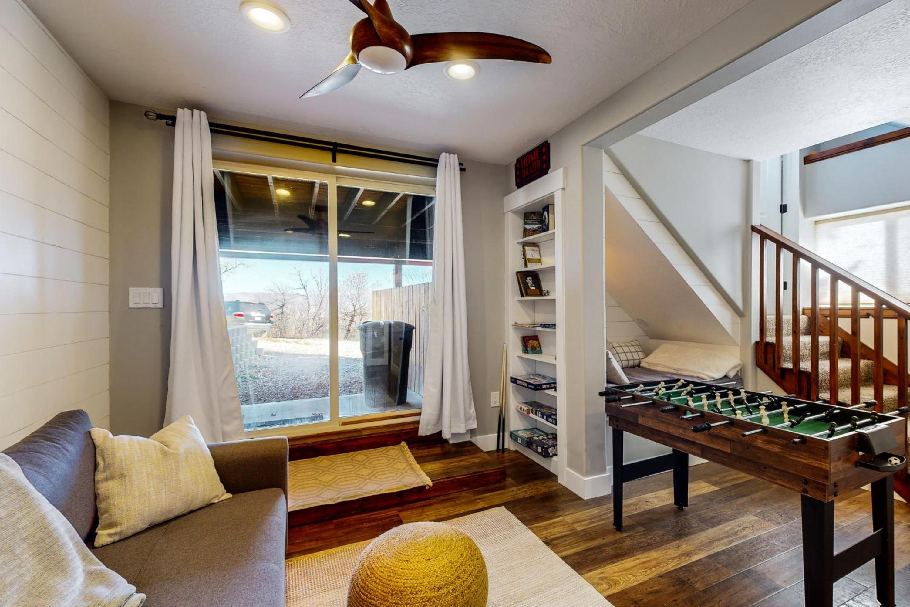 Private Hot Tub and Sauna! Midway Family Hideaway