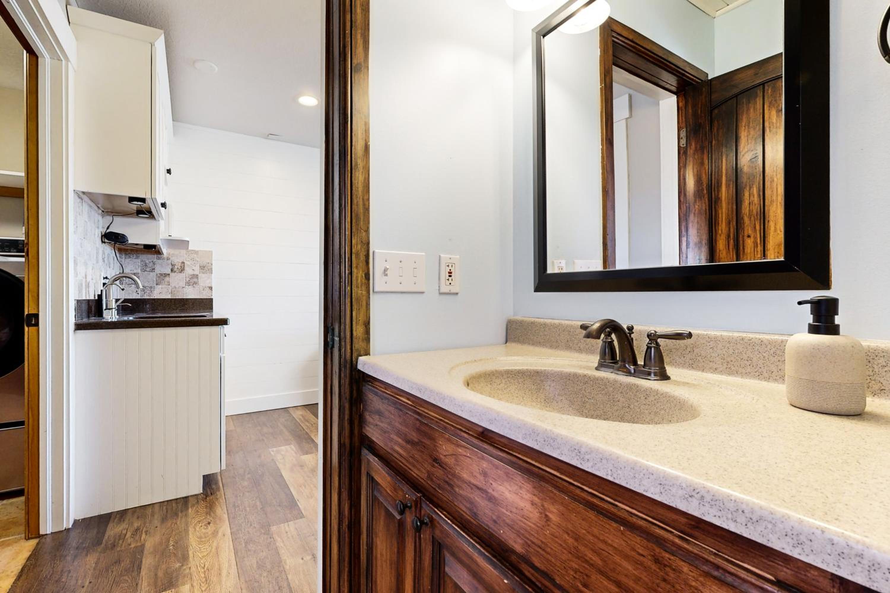Private Hot Tub and Sauna! Midway Family Hideaway