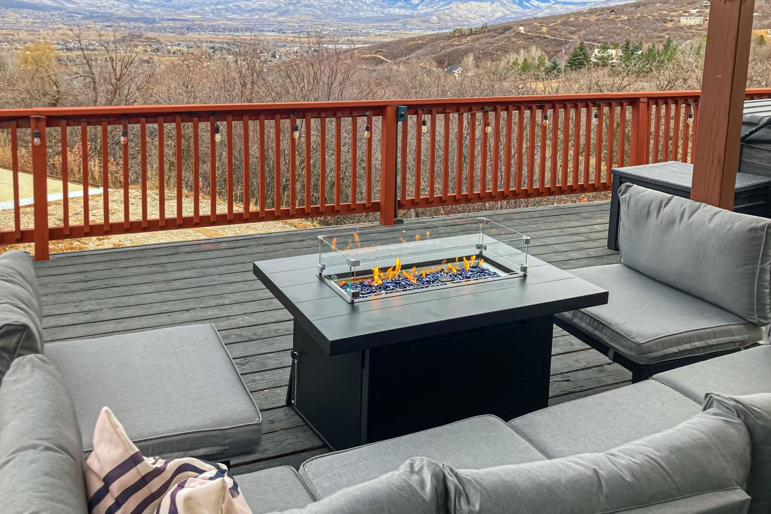 Private Hot Tub and Sauna! Midway Family Hideaway