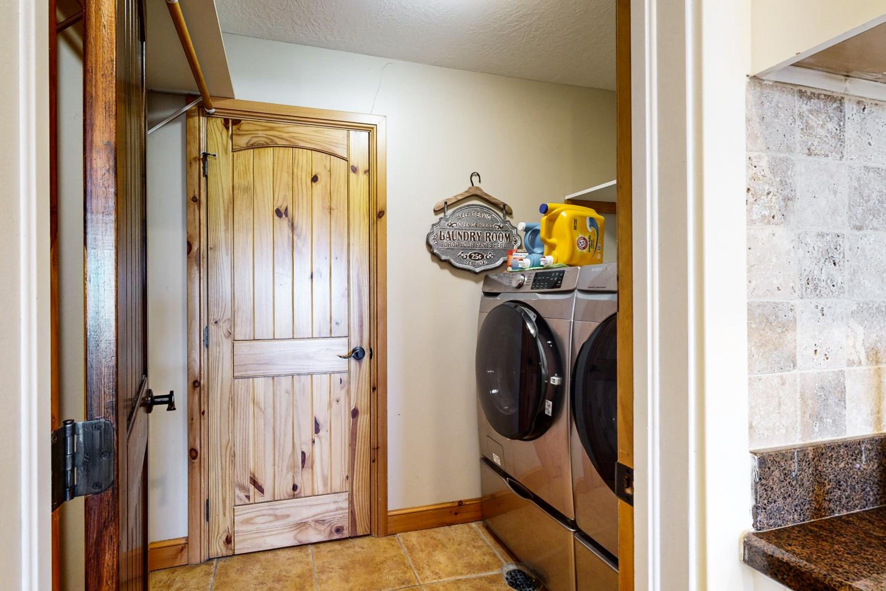 Private Hot Tub and Sauna! Midway Family Hideaway