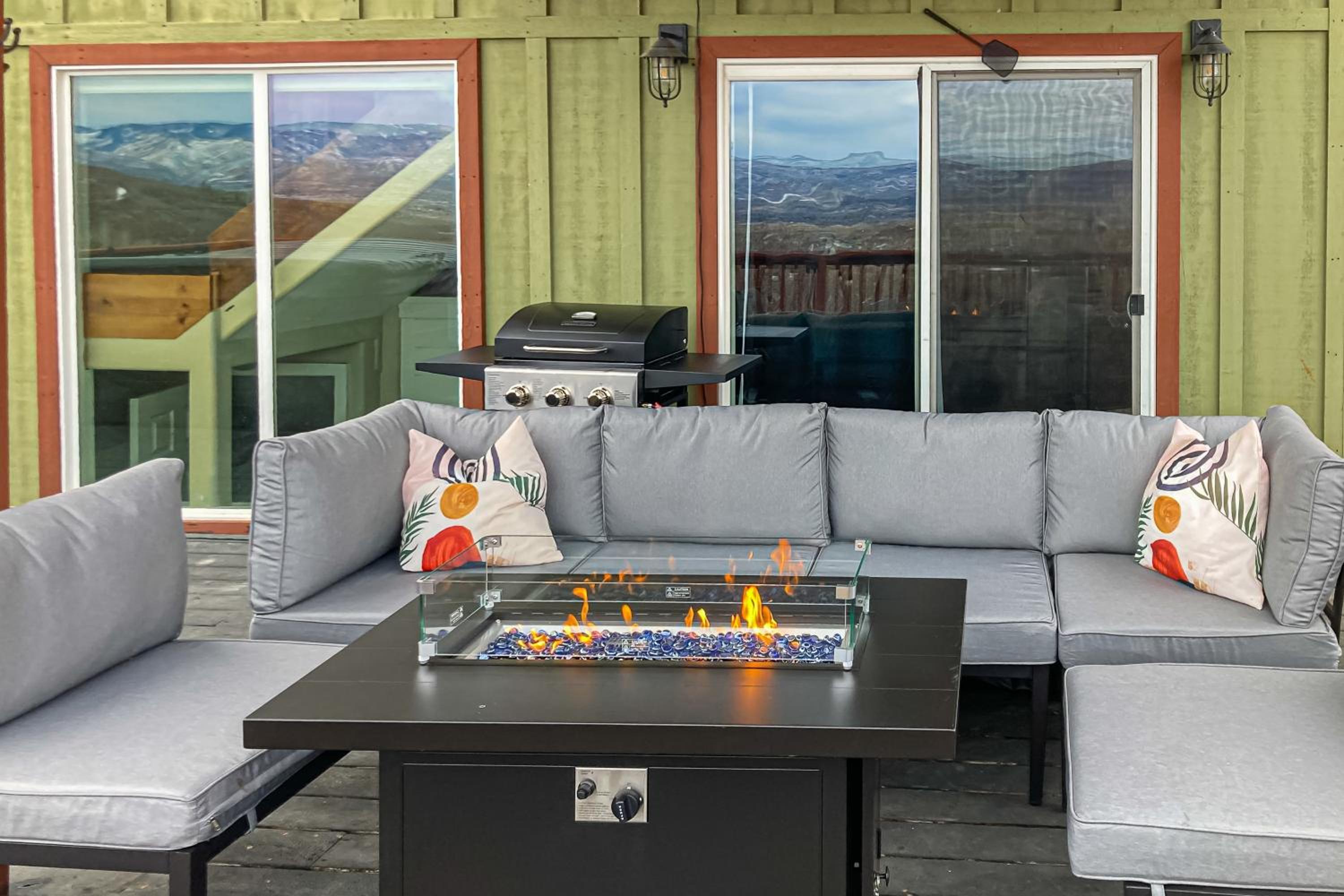 Private Hot Tub and Sauna! Midway Family Hideaway