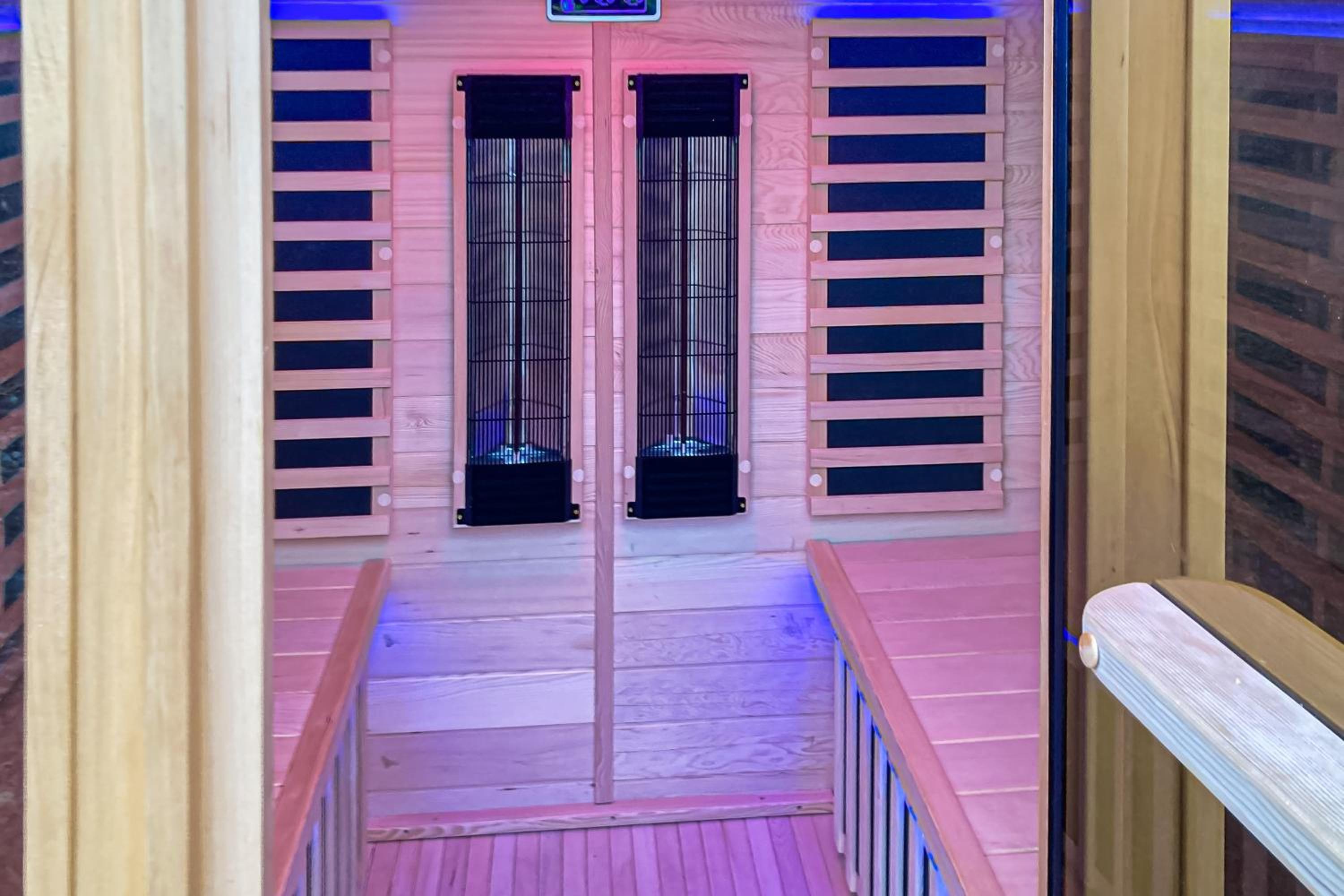 Private Hot Tub and Sauna! Midway Family Hideaway