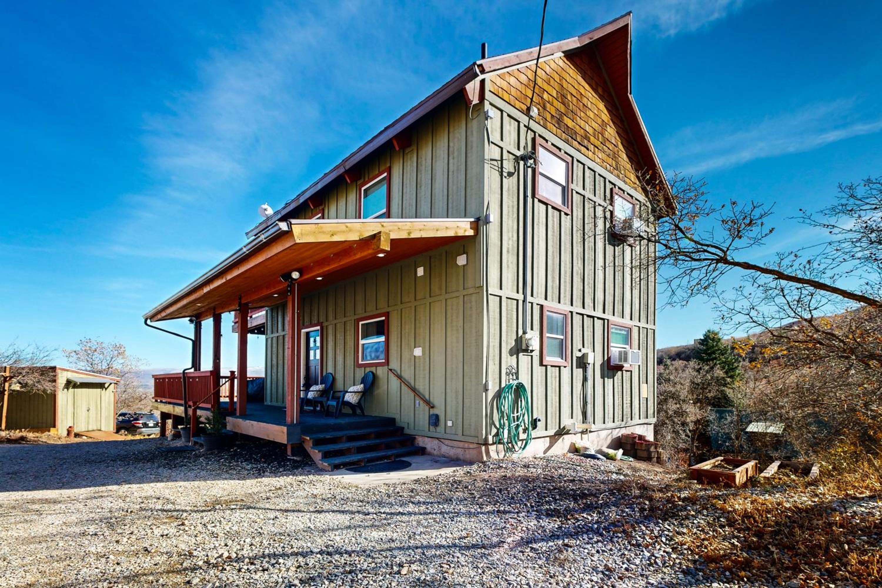Private Hot Tub and Sauna! Midway Family Hideaway