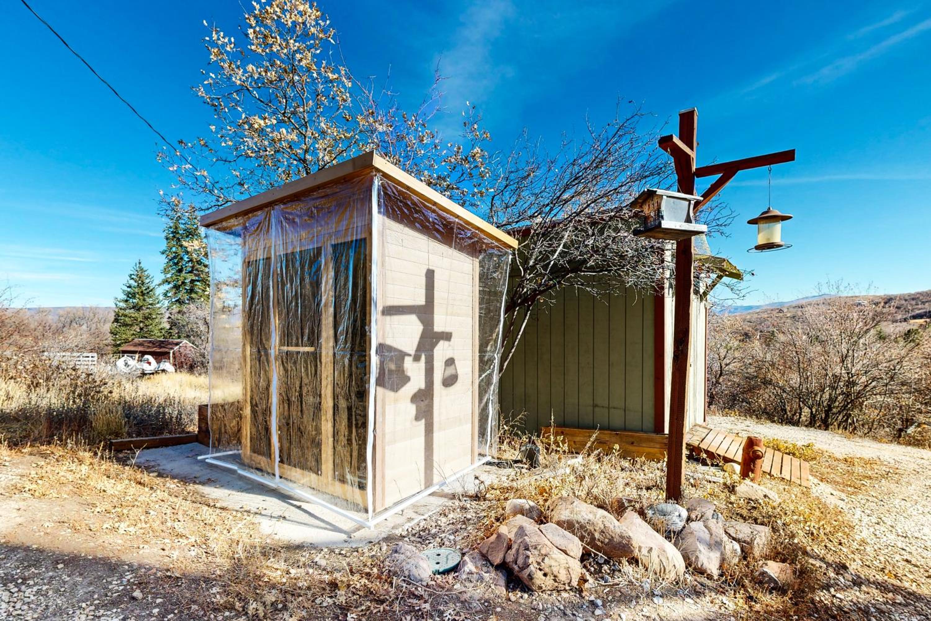Private Hot Tub and Sauna! Midway Family Hideaway