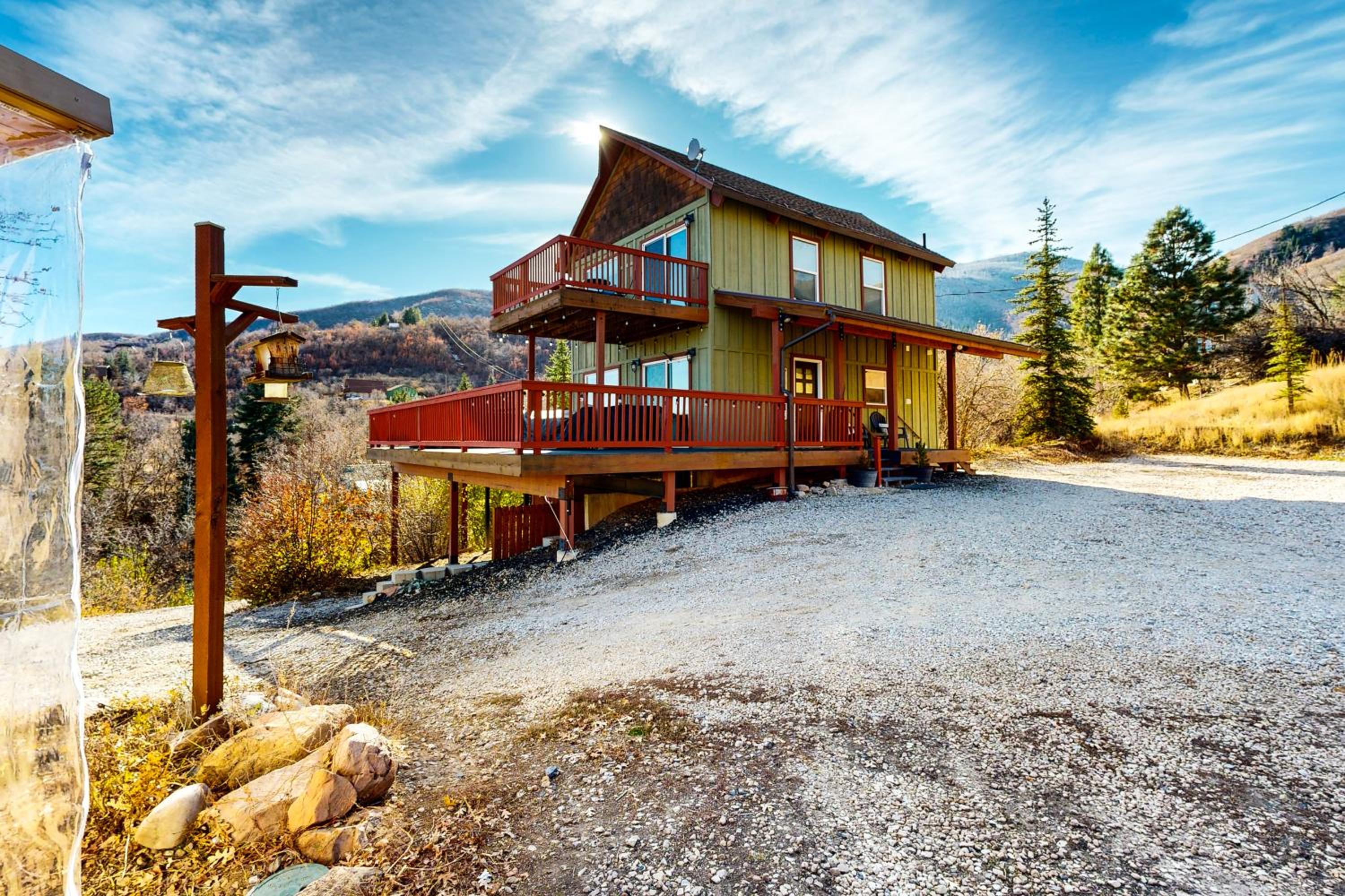 Private Hot Tub and Sauna! Midway Family Hideaway