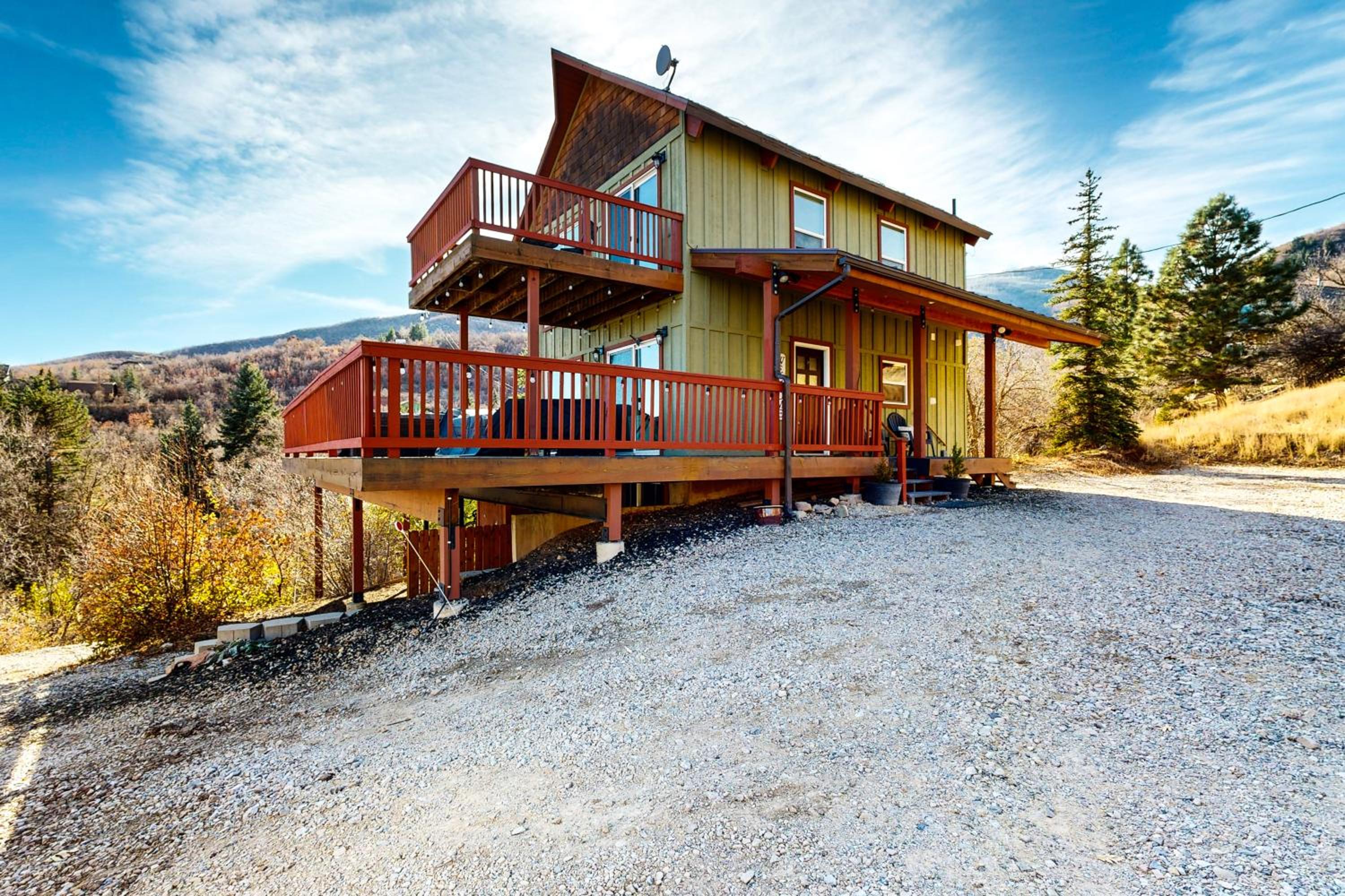 Private Hot Tub and Sauna! Midway Family Hideaway