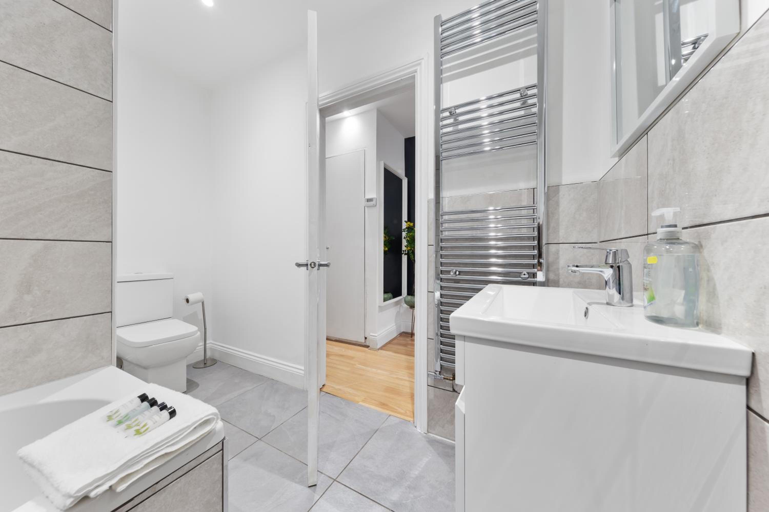 Stylish 2-Bed London House with Garden & Parking-Only 15 Mins to Central London! Sleeps 6 People - Save on Long Stays!