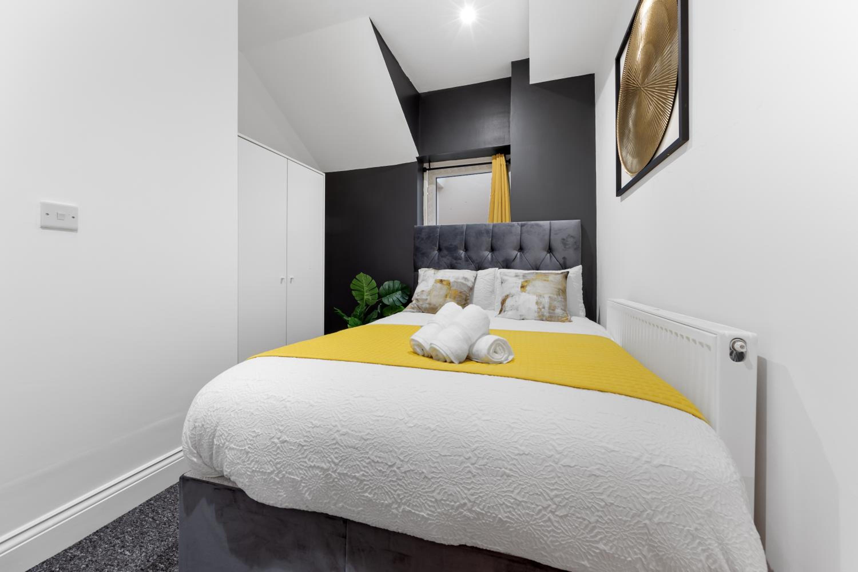 Stylish 2-Bed London House with Garden & Parking-Only 15 Mins to Central London! Sleeps 6 People - Save on Long Stays!