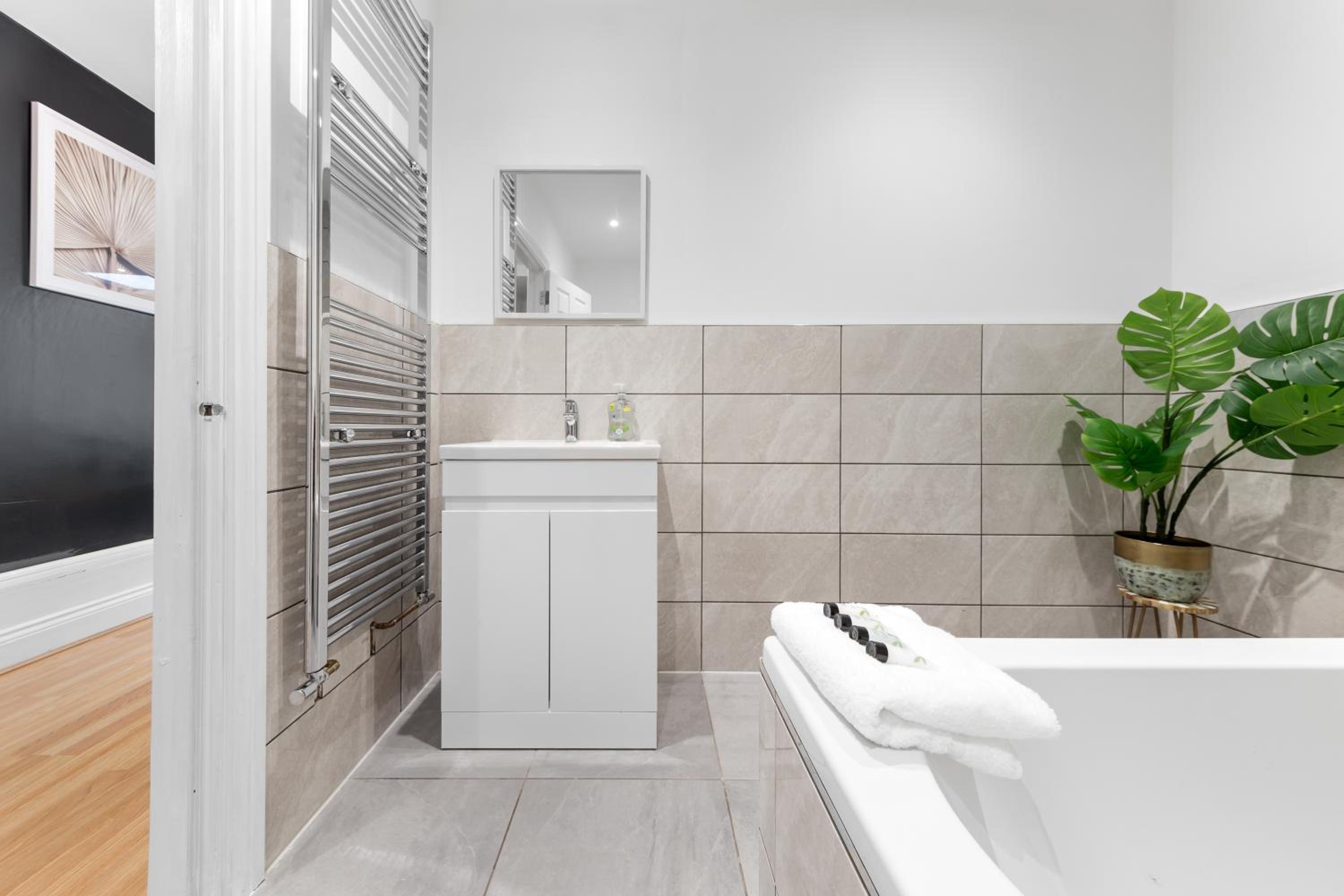 Stylish 2-Bed London House with Garden & Parking-Only 15 Mins to Central London! Sleeps 6 People - Save on Long Stays!