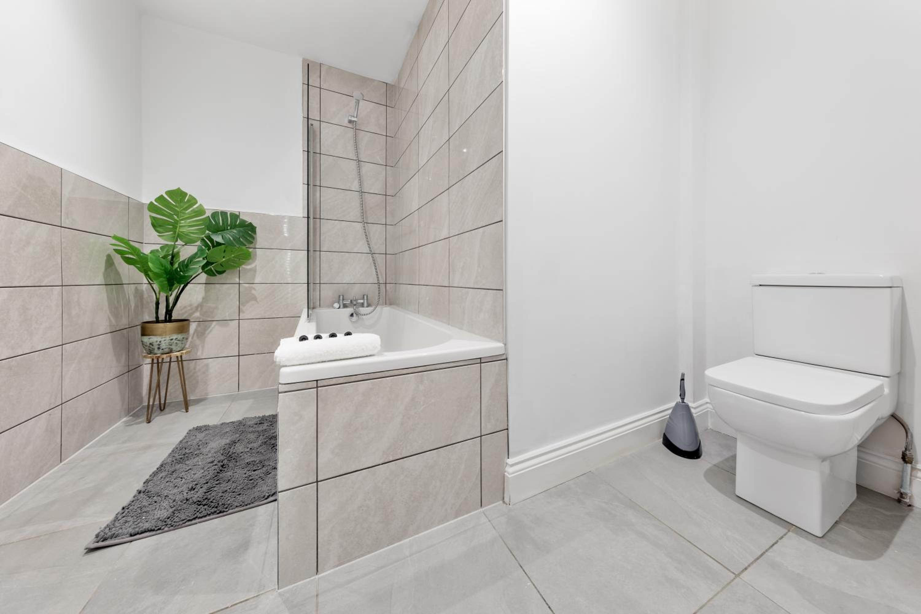 Stylish 2-Bed London House with Garden & Parking-Only 15 Mins to Central London! Sleeps 6 People - Save on Long Stays!