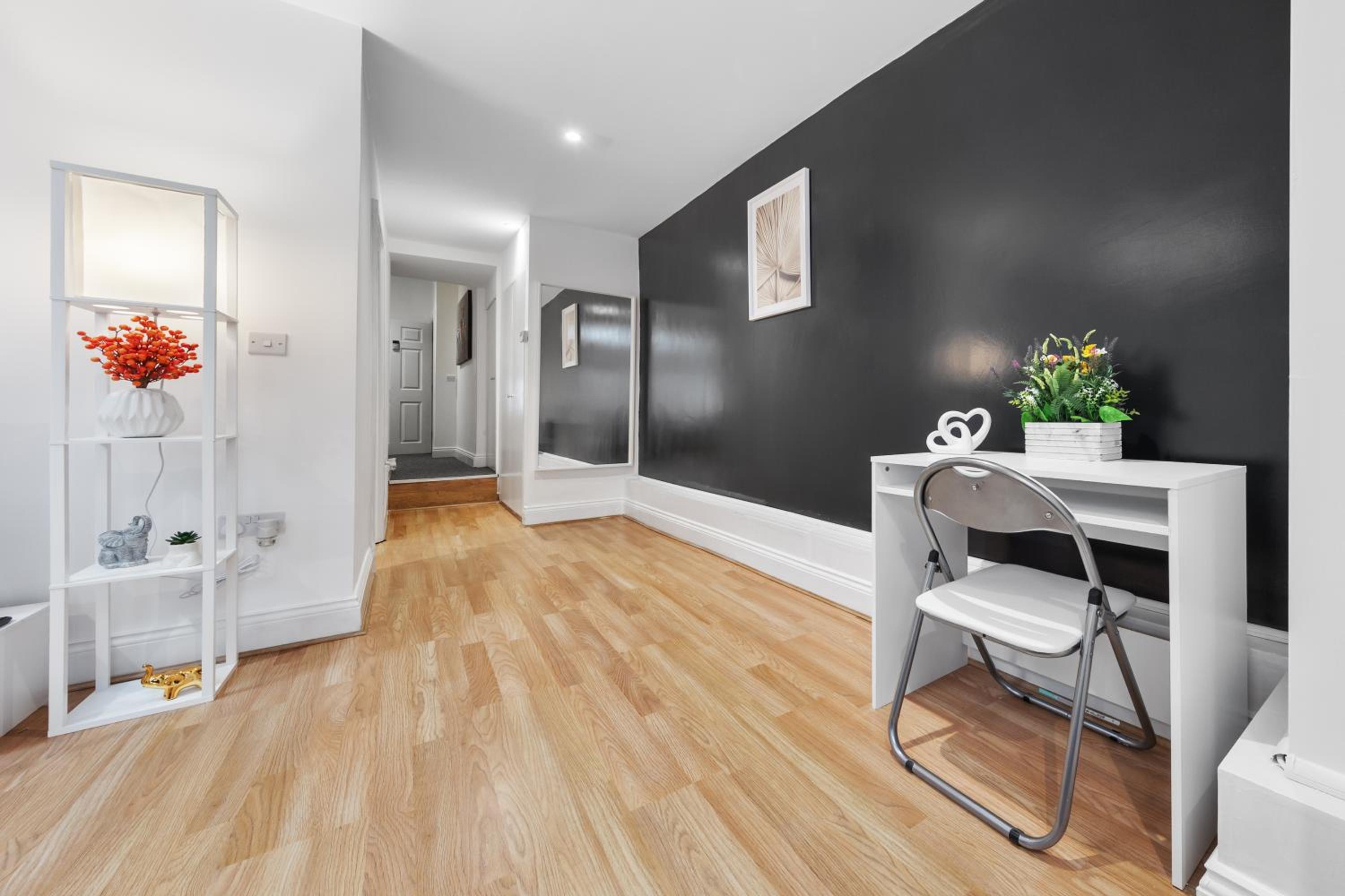 Stylish 2-Bed London House with Garden & Parking-Only 15 Mins to Central London! Sleeps 6 People - Save on Long Stays!