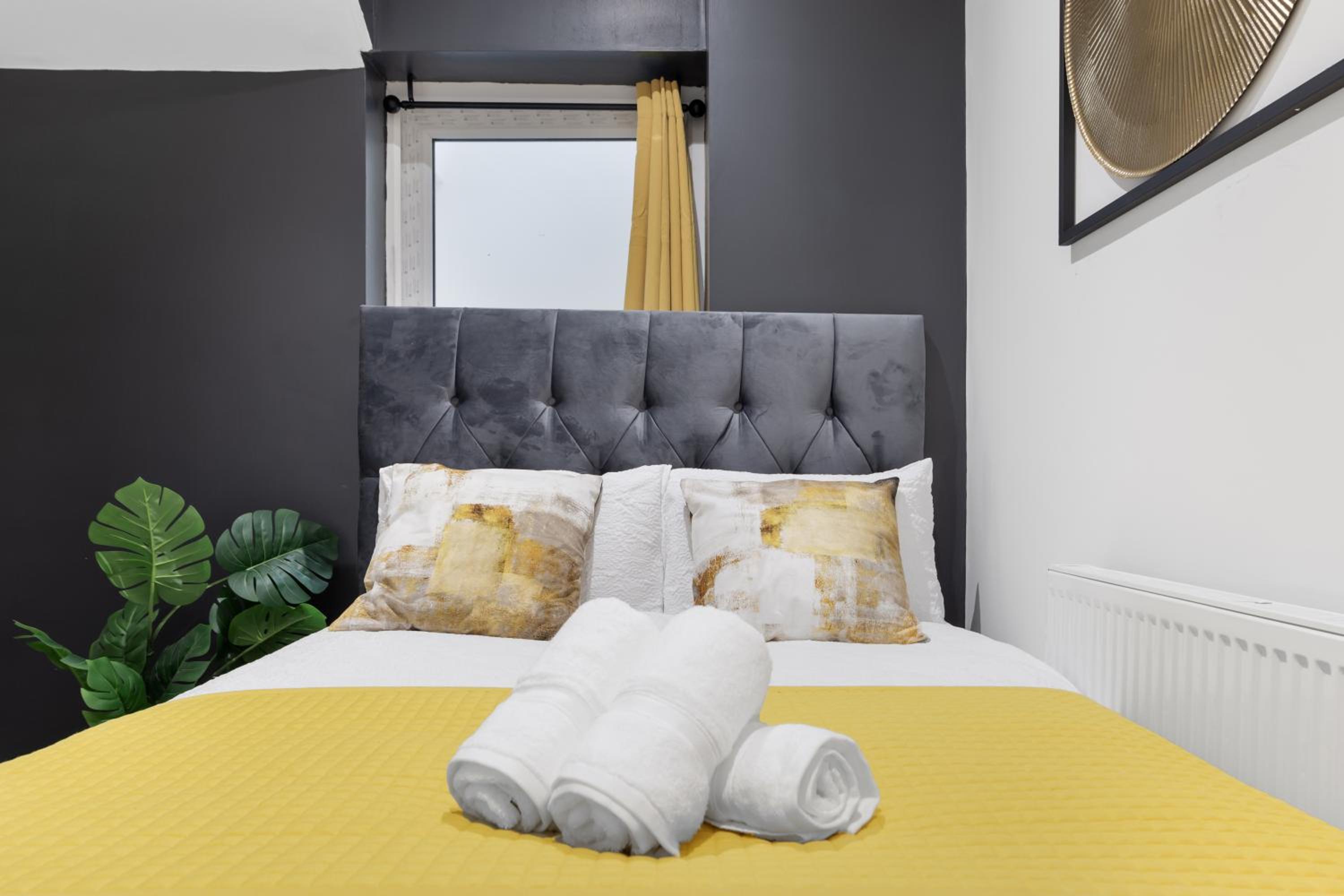 Stylish 2-Bed London House with Garden & Parking-Only 15 Mins to Central London! Sleeps 6 People - Save on Long Stays!