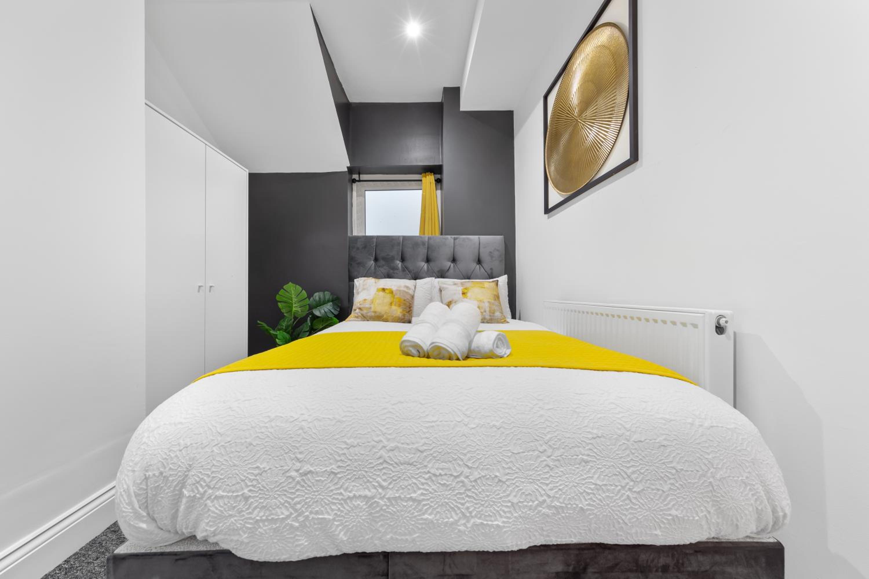 Stylish 2-Bed London House with Garden & Parking-Only 15 Mins to Central London! Sleeps 6 People - Save on Long Stays!