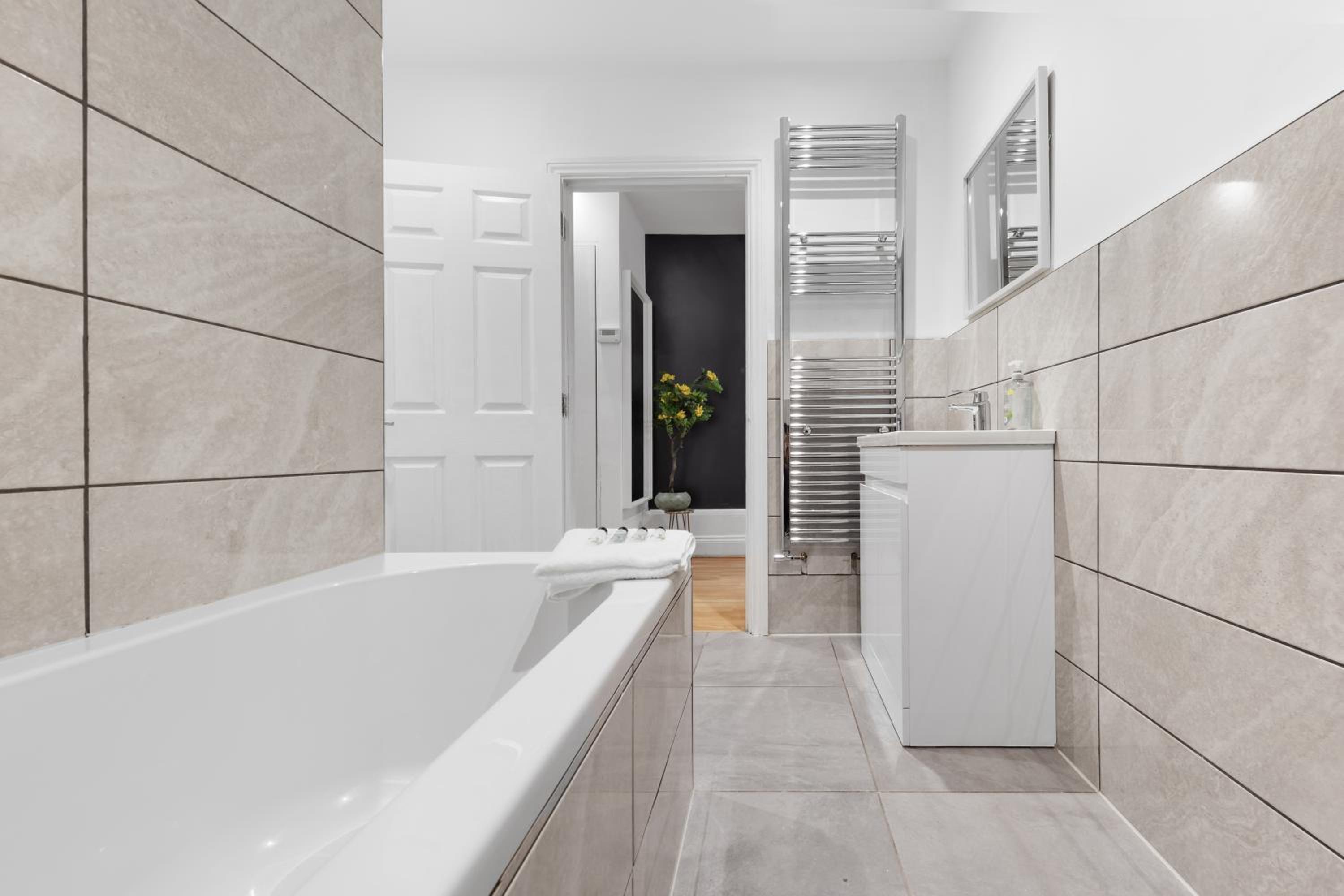 Stylish 2-Bed London House with Garden & Parking-Only 15 Mins to Central London! Sleeps 6 People - Save on Long Stays!