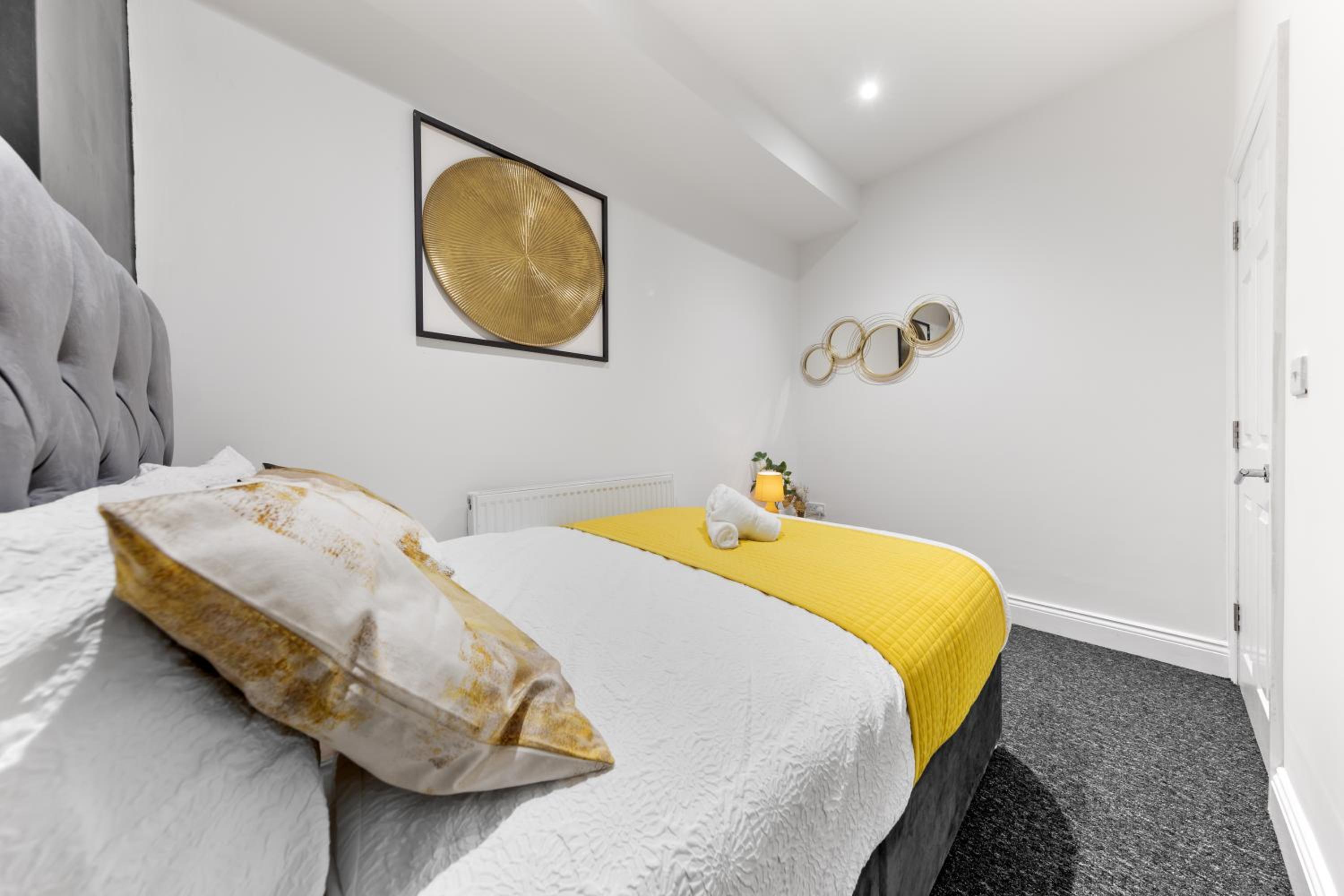 Stylish 2-Bed London House with Garden & Parking-Only 15 Mins to Central London! Sleeps 6 People - Save on Long Stays!