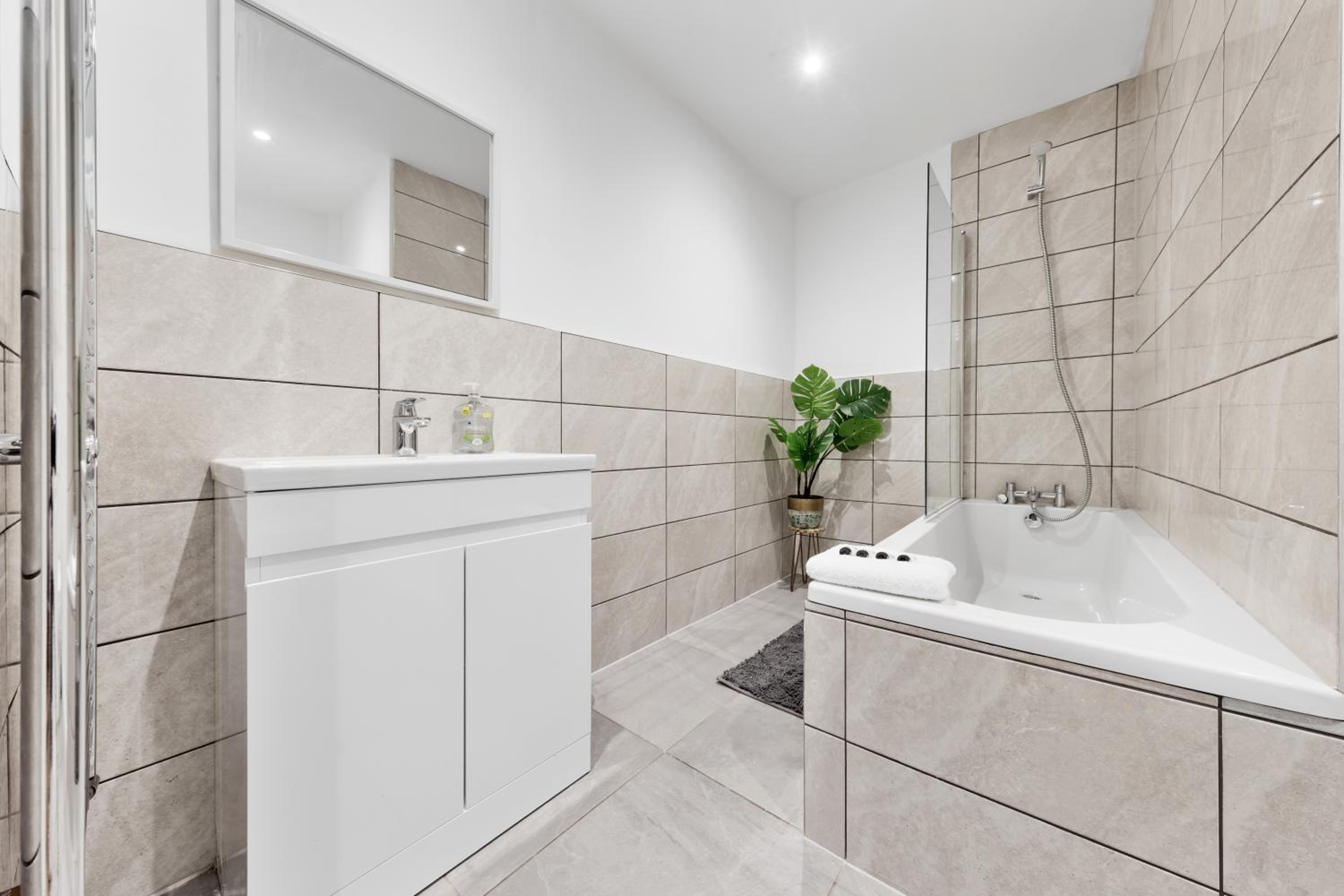 Stylish 2-Bed London House with Garden & Parking-Only 15 Mins to Central London! Sleeps 6 People - Save on Long Stays!