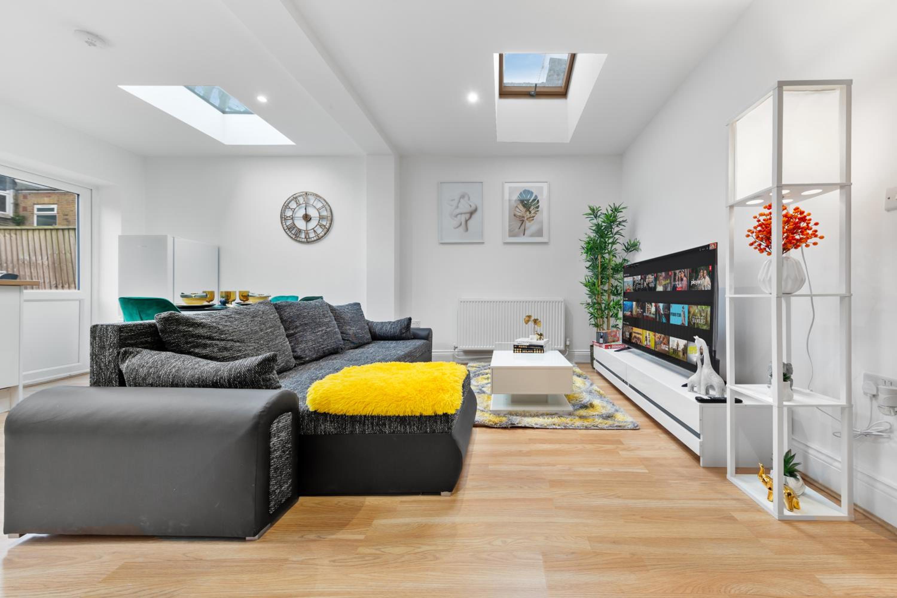 Stylish 2-Bed London House with Garden & Parking-Only 15 Mins to Central London! Sleeps 6 People - Save on Long Stays!