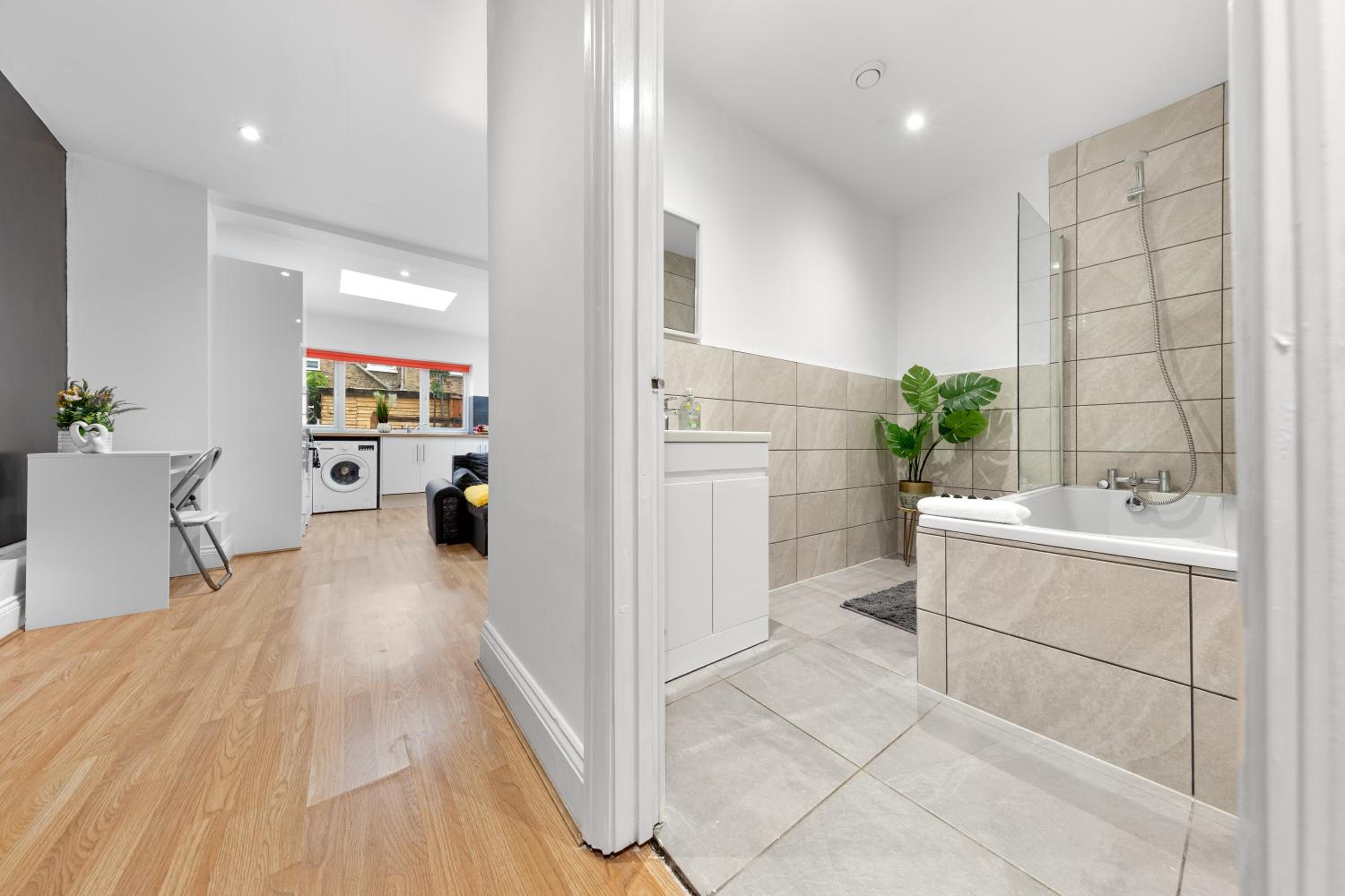 Stylish 2-Bed London House with Garden & Parking-Only 15 Mins to Central London! Sleeps 6 People - Save on Long Stays!