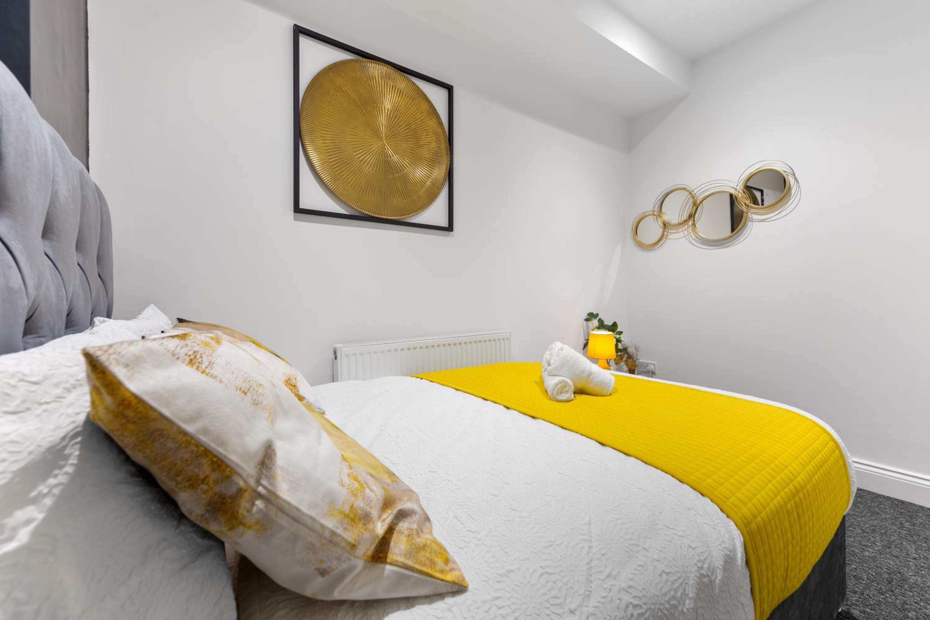 Stylish 2-Bed London House with Garden & Parking-Only 15 Mins to Central London! Sleeps 6 People - Save on Long Stays!