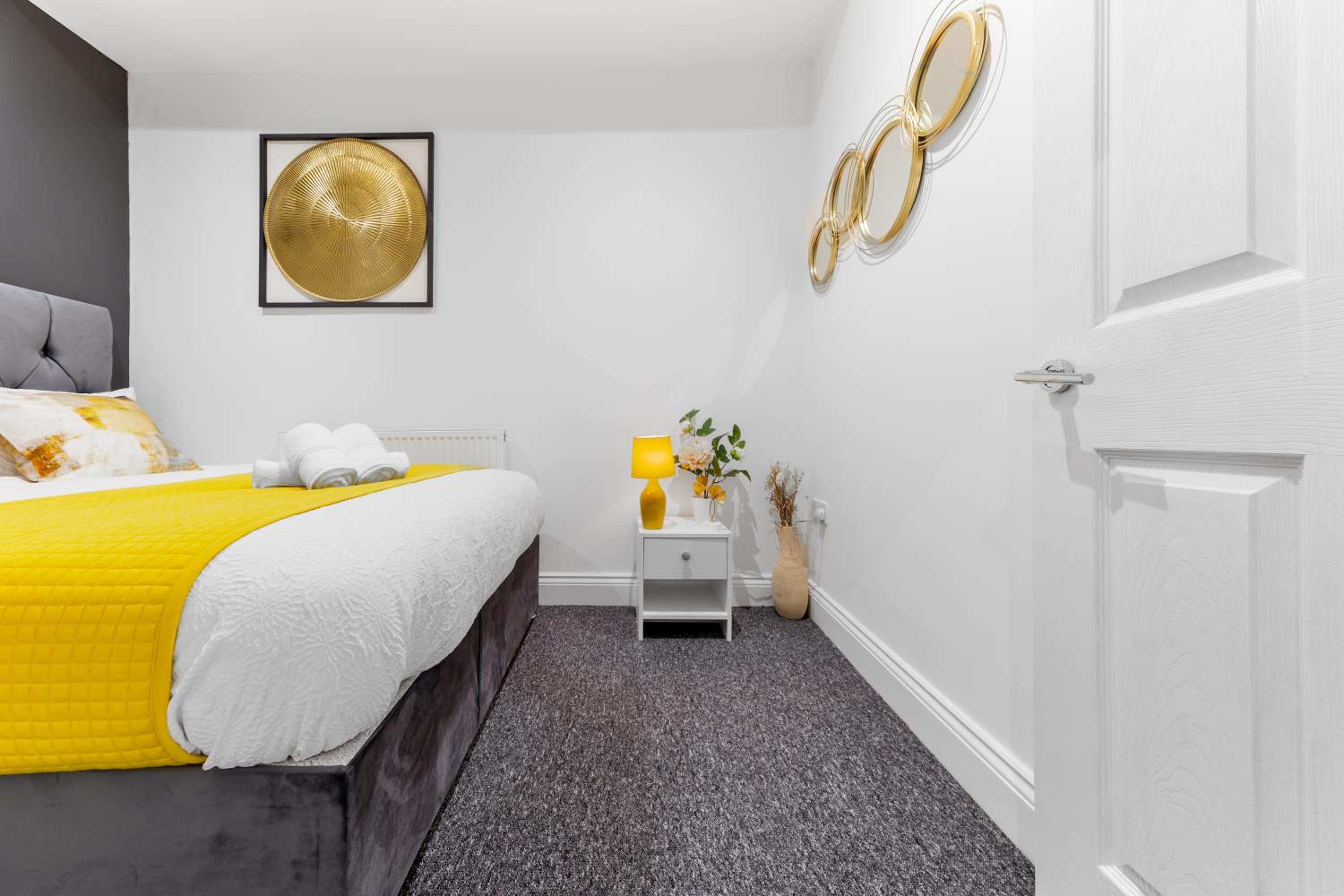 Stylish 2-Bed London House with Garden & Parking-Only 15 Mins to Central London! Sleeps 6 People - Save on Long Stays!