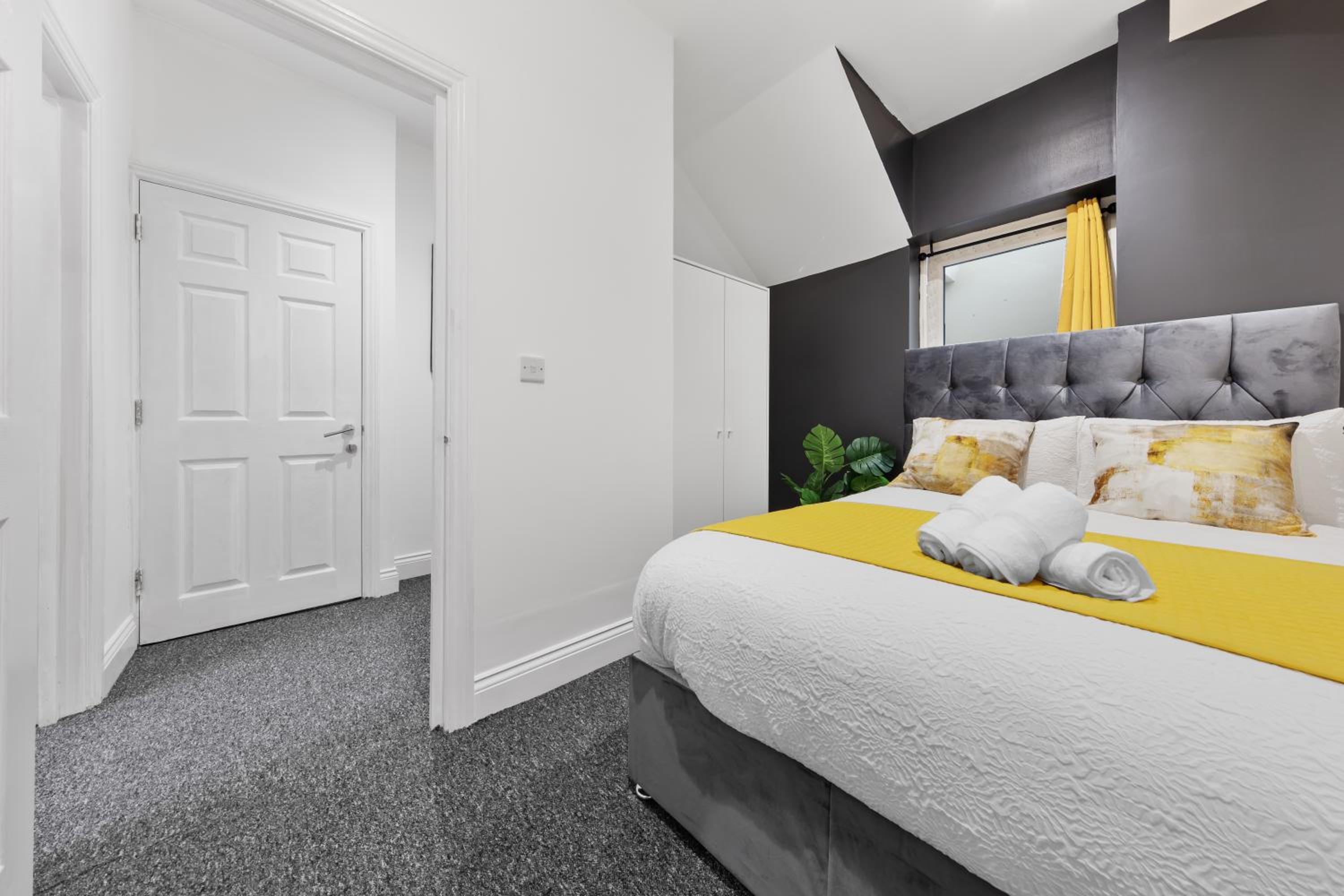 Stylish 2-Bed London House with Garden & Parking-Only 15 Mins to Central London! Sleeps 6 People - Save on Long Stays!