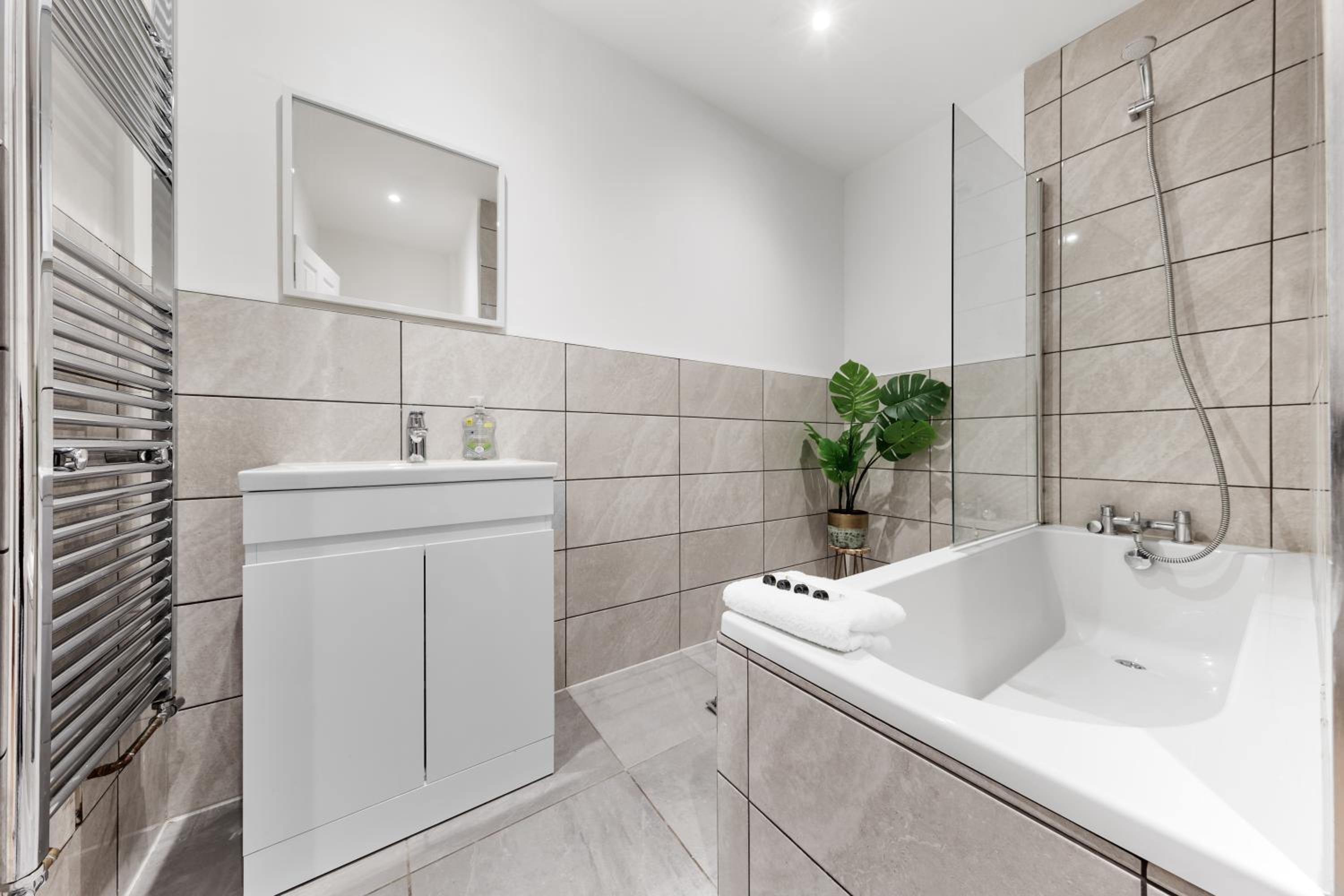 Stylish 2-Bed London House with Garden & Parking-Only 15 Mins to Central London! Sleeps 6 People - Save on Long Stays!
