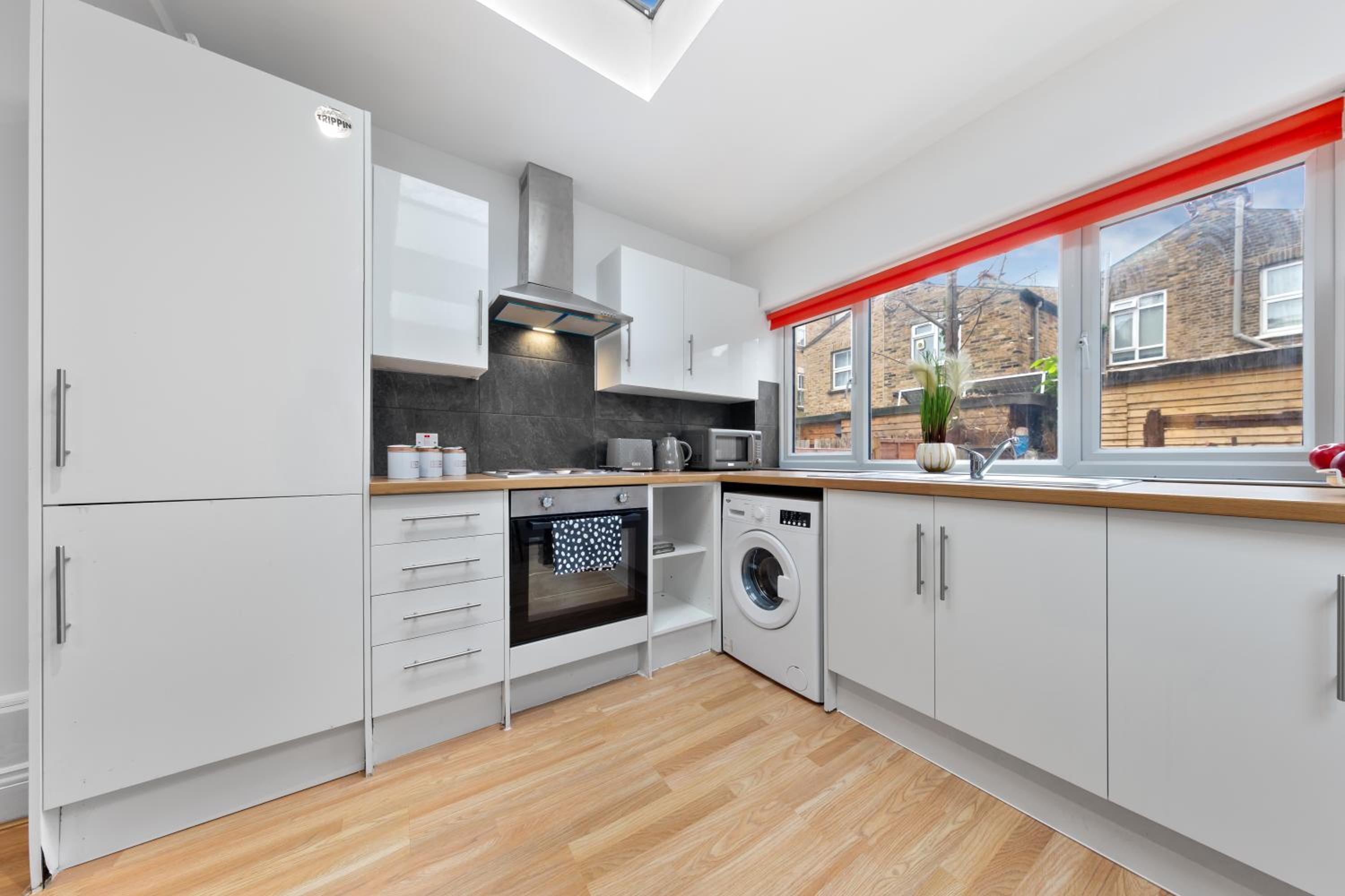 Stylish 2-Bed London House with Garden & Parking-Only 15 Mins to Central London! Sleeps 6 People - Save on Long Stays!