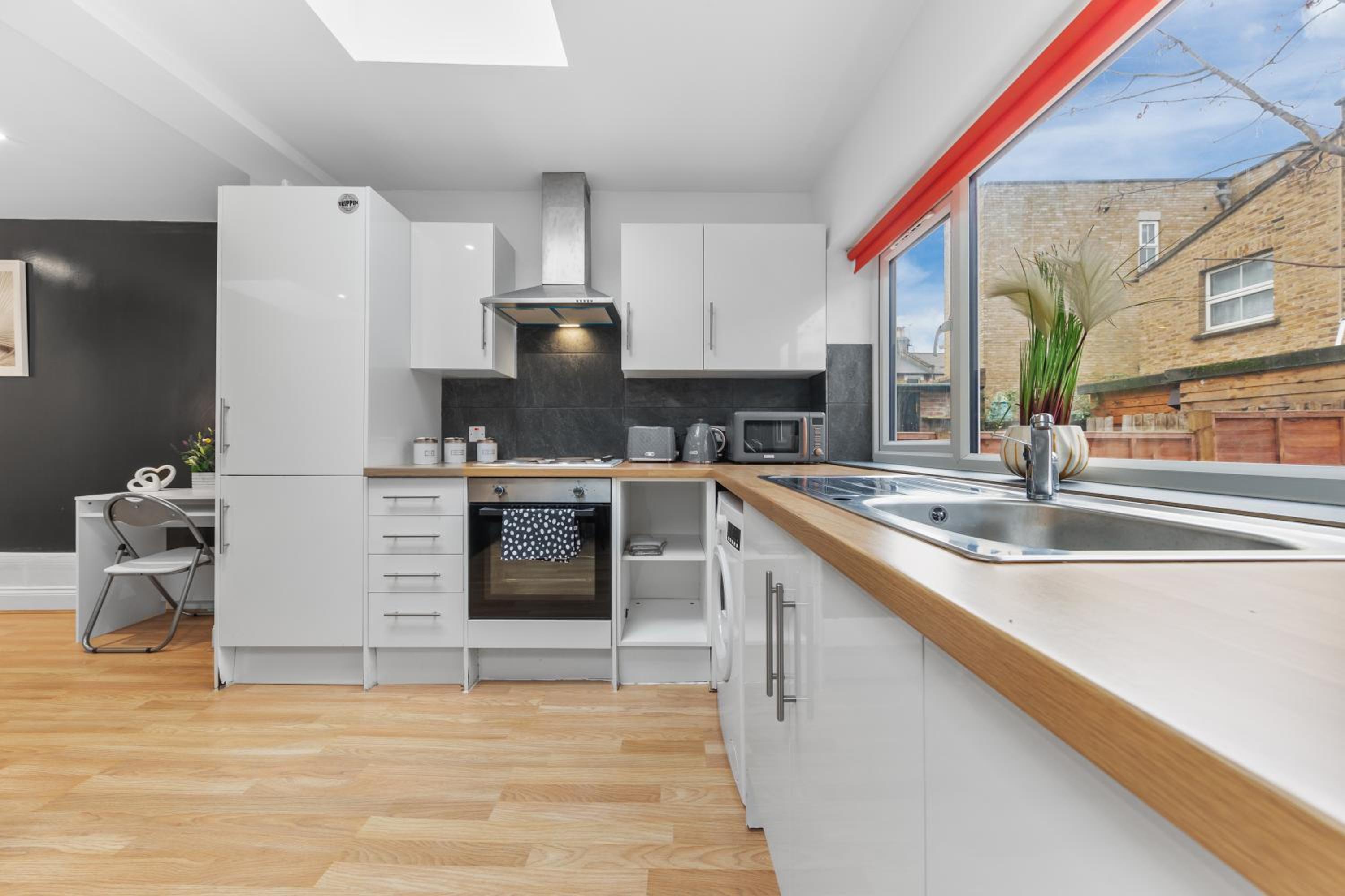 Stylish 2-Bed London House with Garden & Parking-Only 15 Mins to Central London! Sleeps 6 People - Save on Long Stays!