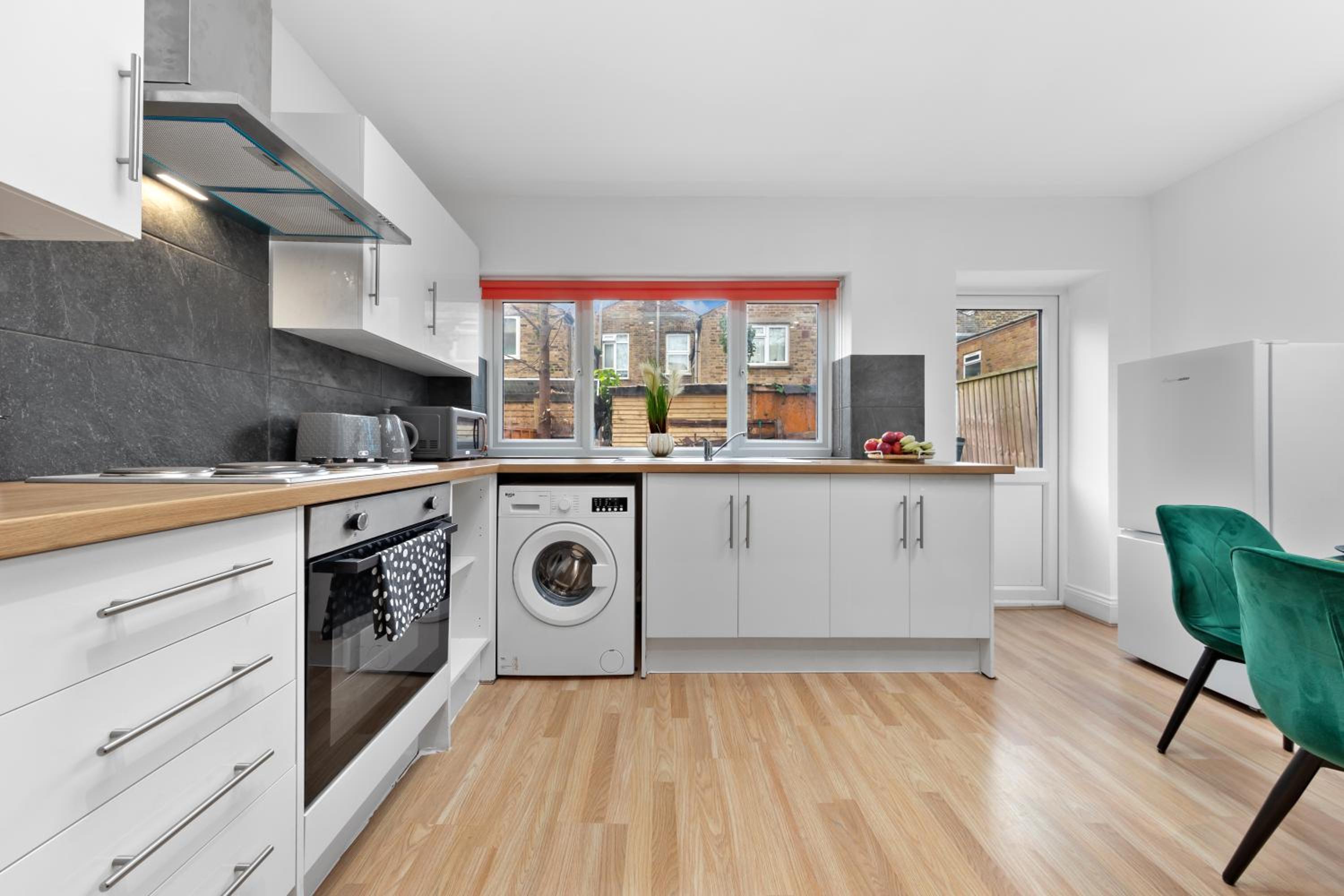 Stylish 2-Bed London House with Garden & Parking-Only 15 Mins to Central London! Sleeps 6 People - Save on Long Stays!