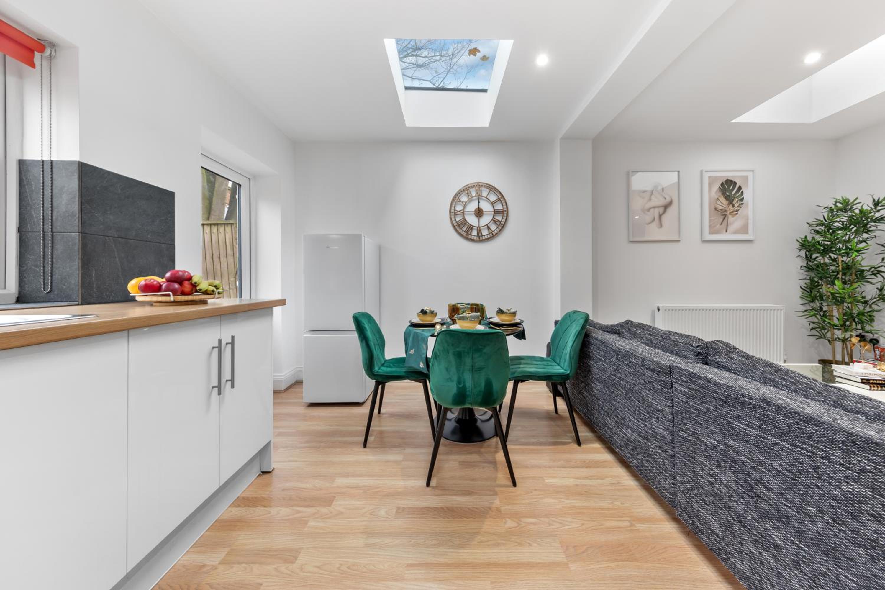 Stylish 2-Bed London House with Garden & Parking-Only 15 Mins to Central London! Sleeps 6 People - Save on Long Stays!