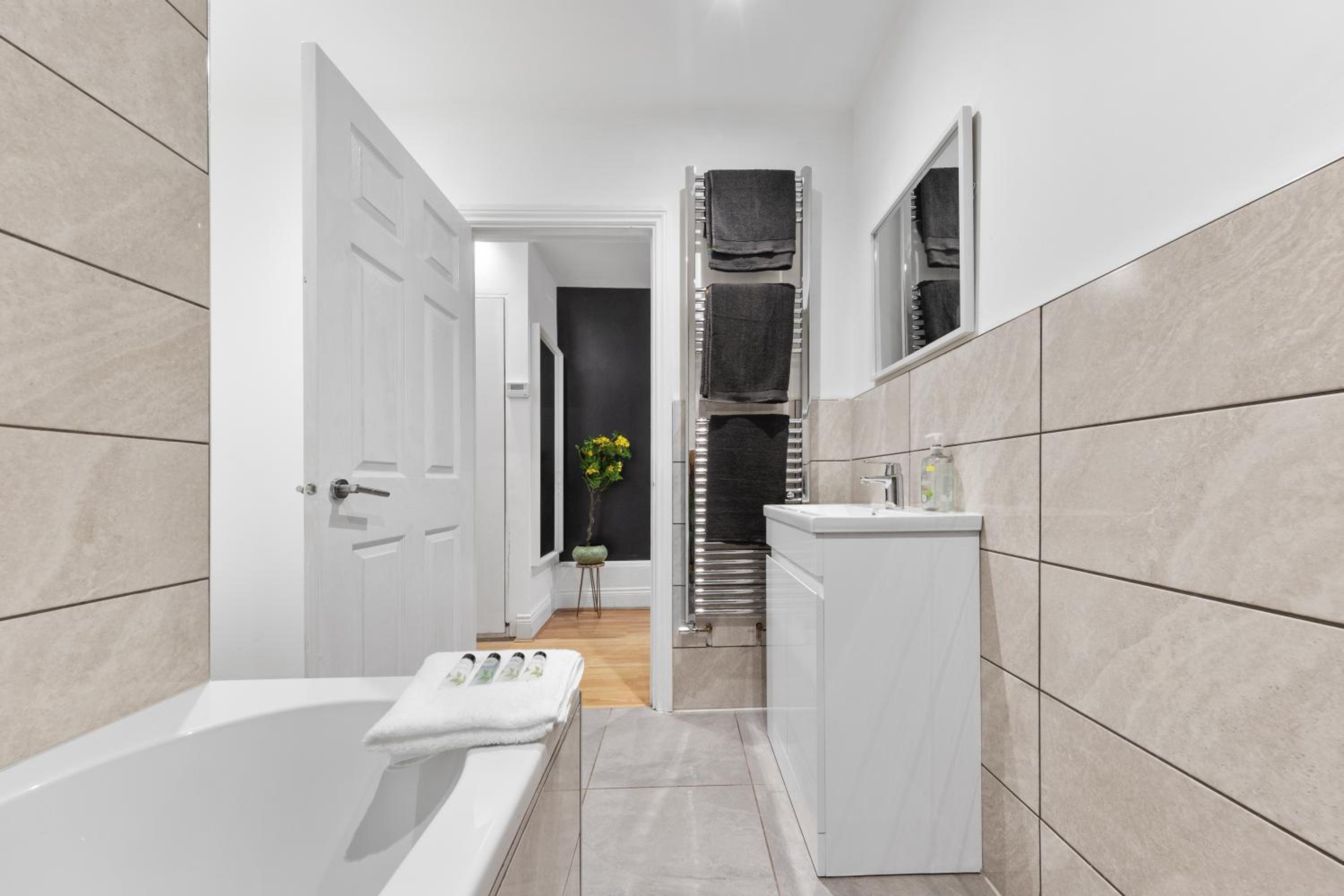Stylish 2-Bed London House with Garden & Parking-Only 15 Mins to Central London! Sleeps 6 People - Save on Long Stays!
