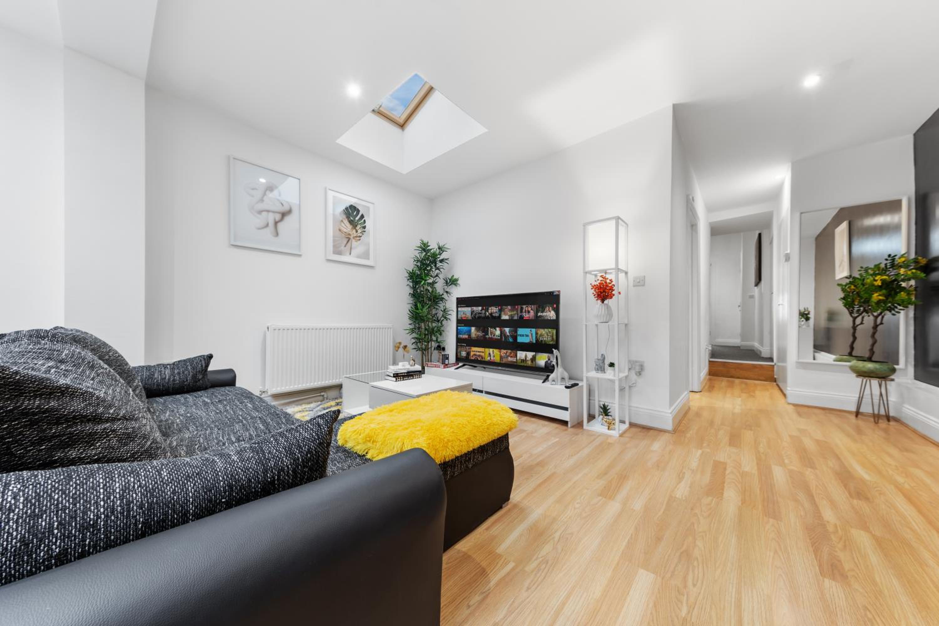 Stylish 2-Bed London House with Garden & Parking-Only 15 Mins to Central London! Sleeps 6 People - Save on Long Stays!