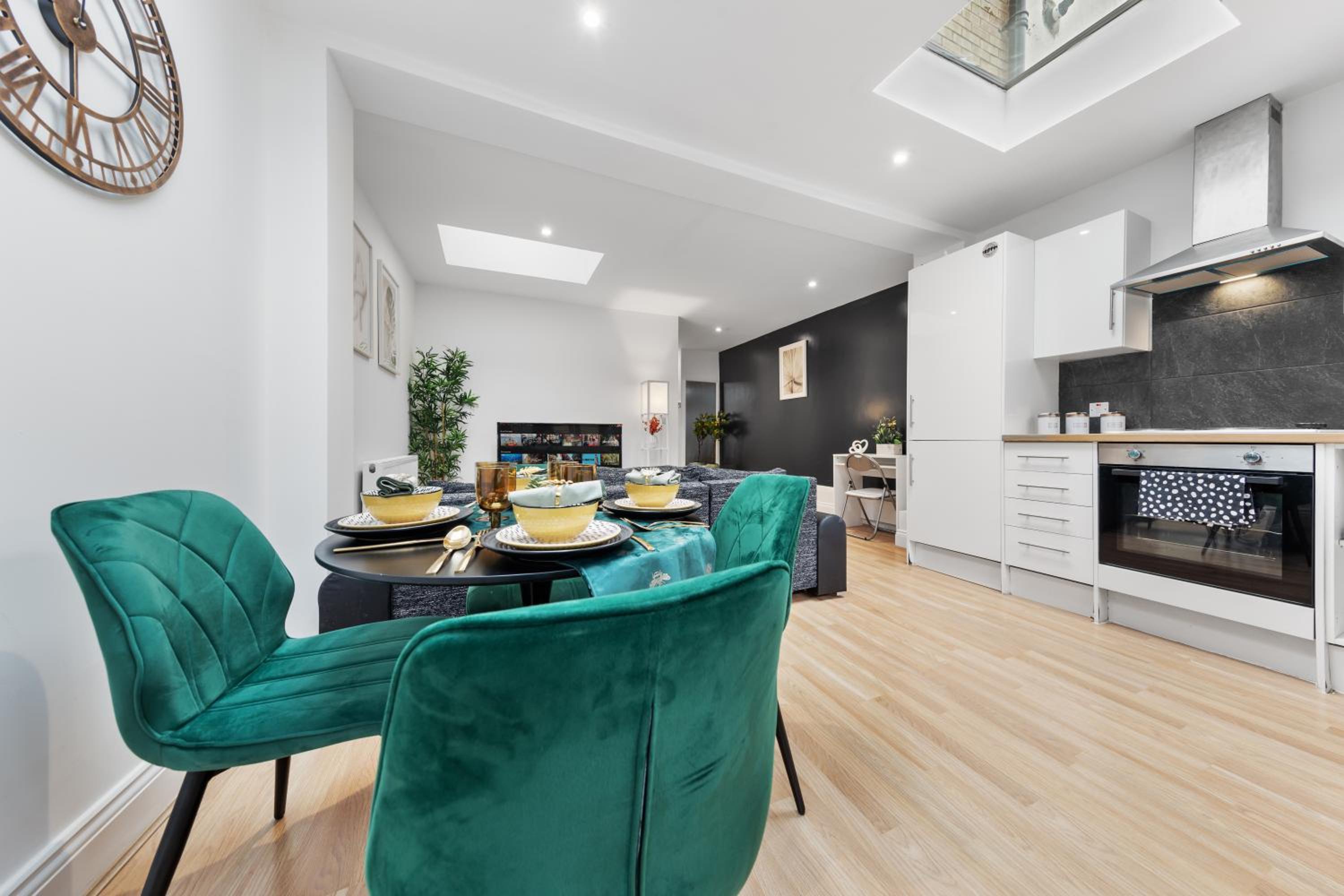 Stylish 2-Bed London House with Garden & Parking-Only 15 Mins to Central London! Sleeps 6 People - Save on Long Stays!