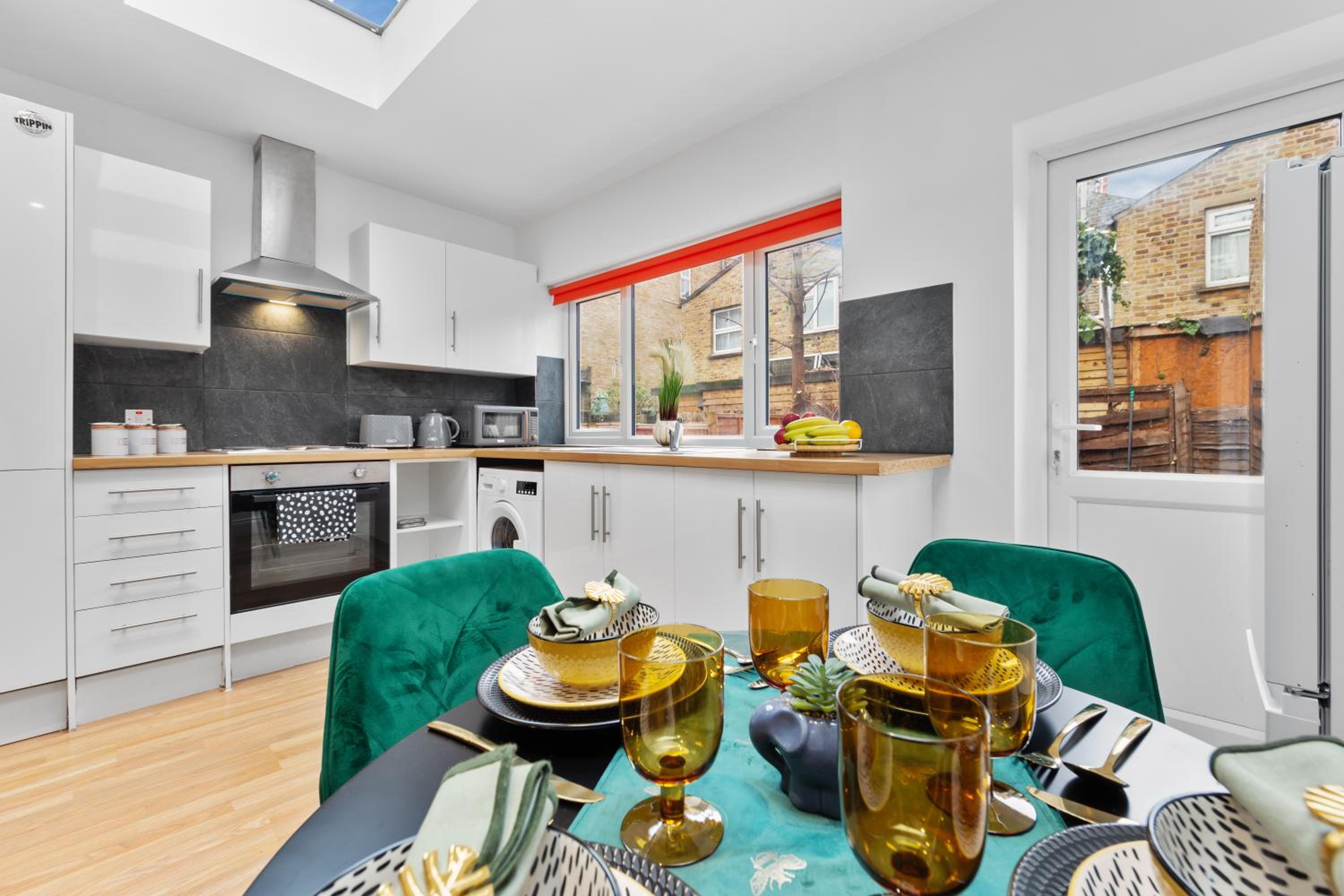 Stylish 2-Bed London House with Garden & Parking-Only 15 Mins to Central London! Sleeps 6 People - Save on Long Stays!