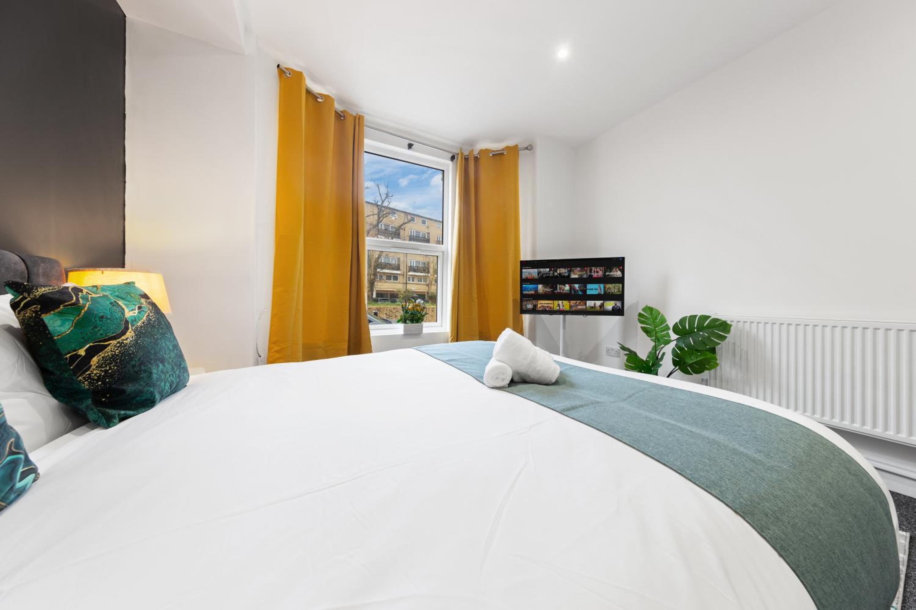 Stylish 2-Bed London House with Garden & Parking-Only 15 Mins to Central London! Sleeps 6 People - Save on Long Stays!