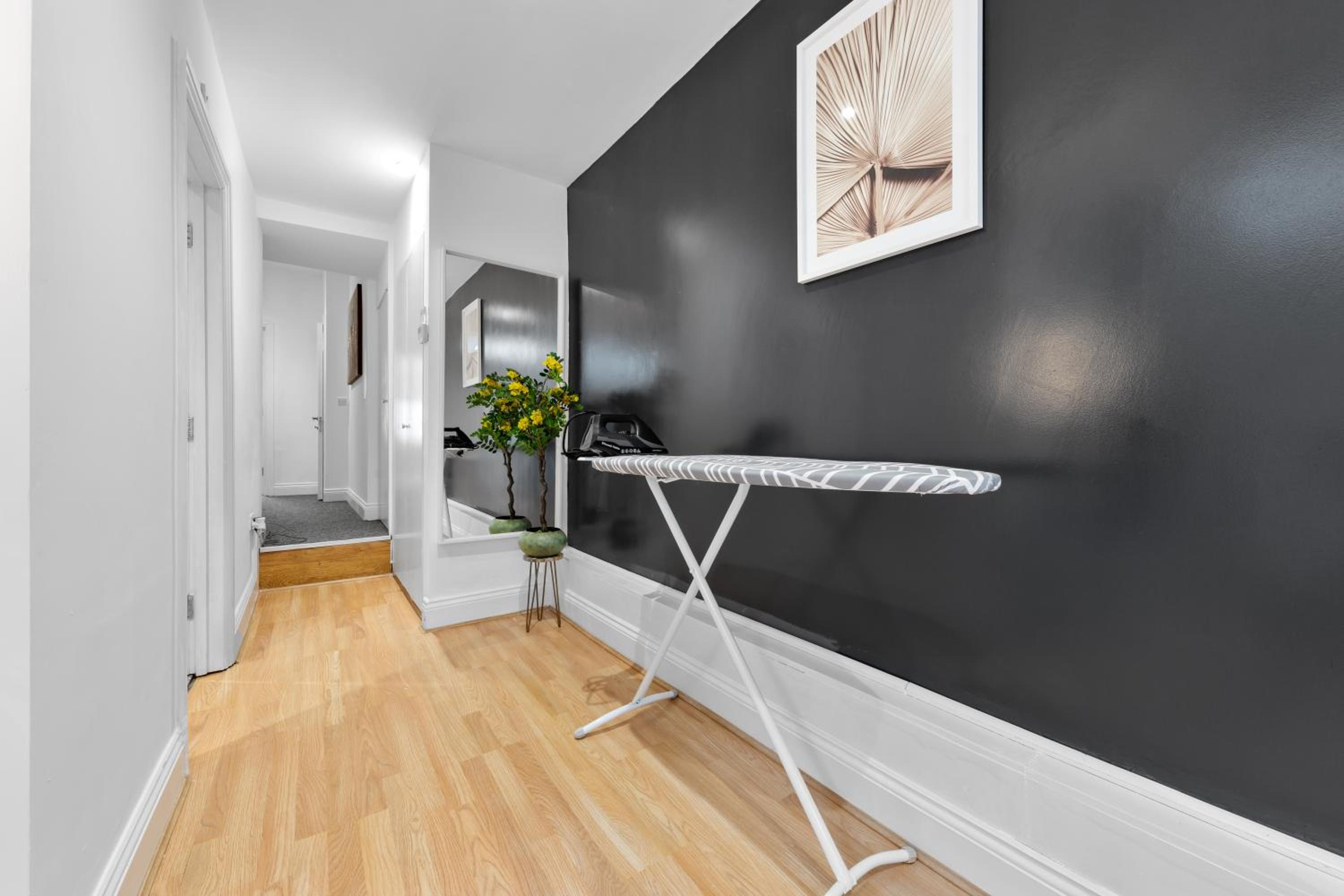 Stylish 2-Bed London House with Garden & Parking-Only 15 Mins to Central London! Sleeps 6 People - Save on Long Stays!