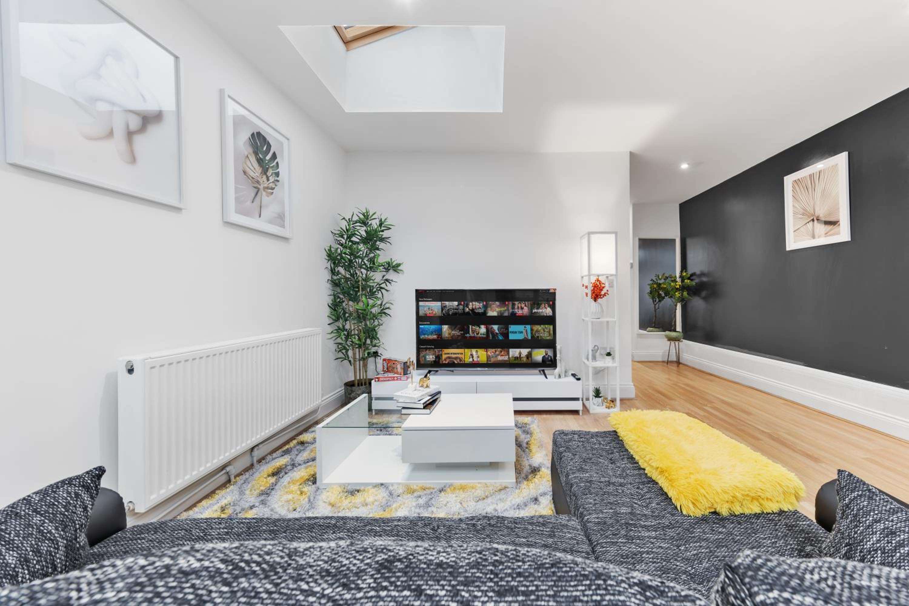 Stylish 2-Bed London House with Garden & Parking-Only 15 Mins to Central London! Sleeps 6 People - Save on Long Stays!