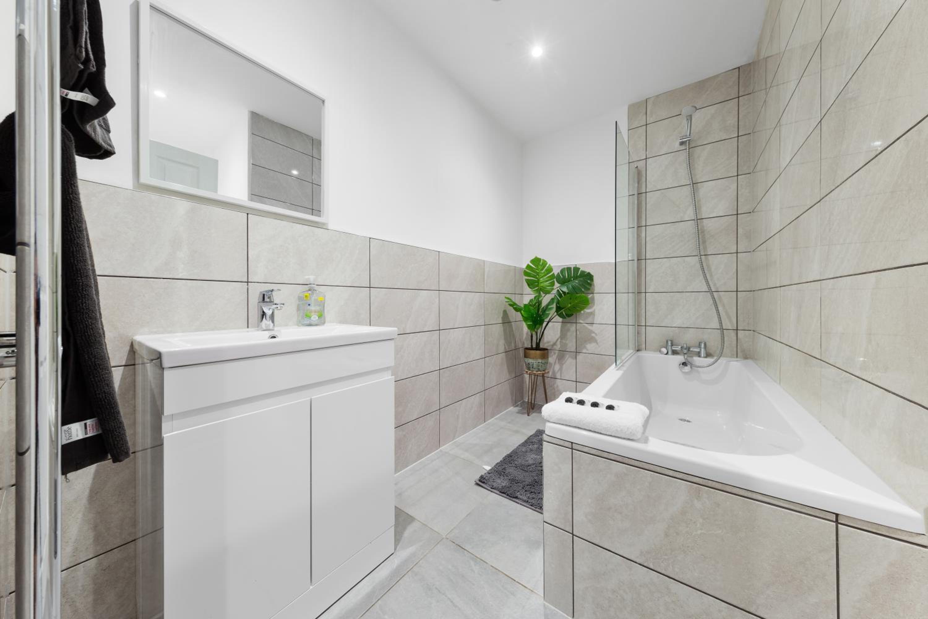 Stylish 2-Bed London House with Garden & Parking-Only 15 Mins to Central London! Sleeps 6 People - Save on Long Stays!