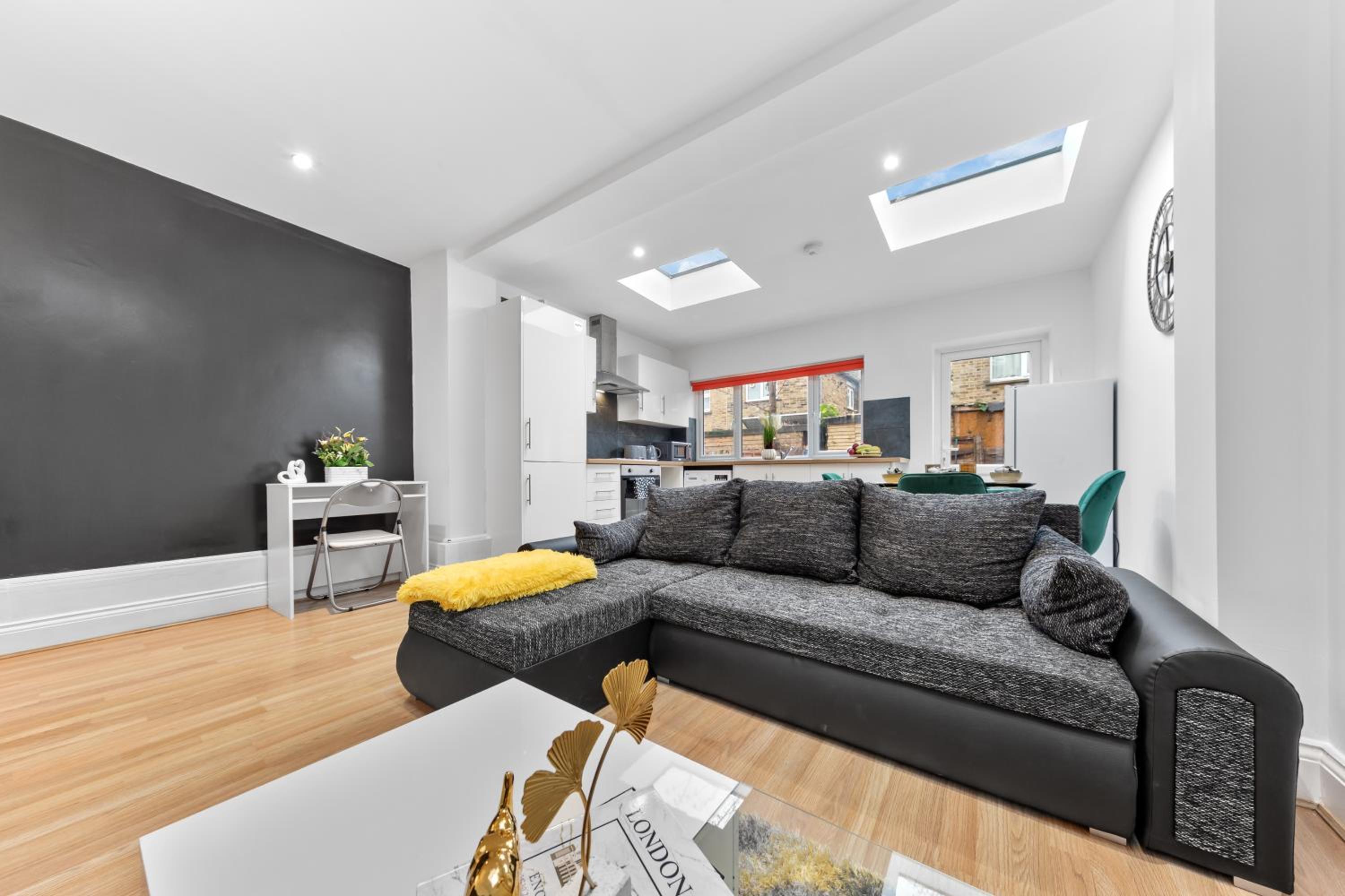 Stylish 2-Bed London House with Garden & Parking-Only 15 Mins to Central London! Sleeps 6 People - Save on Long Stays!