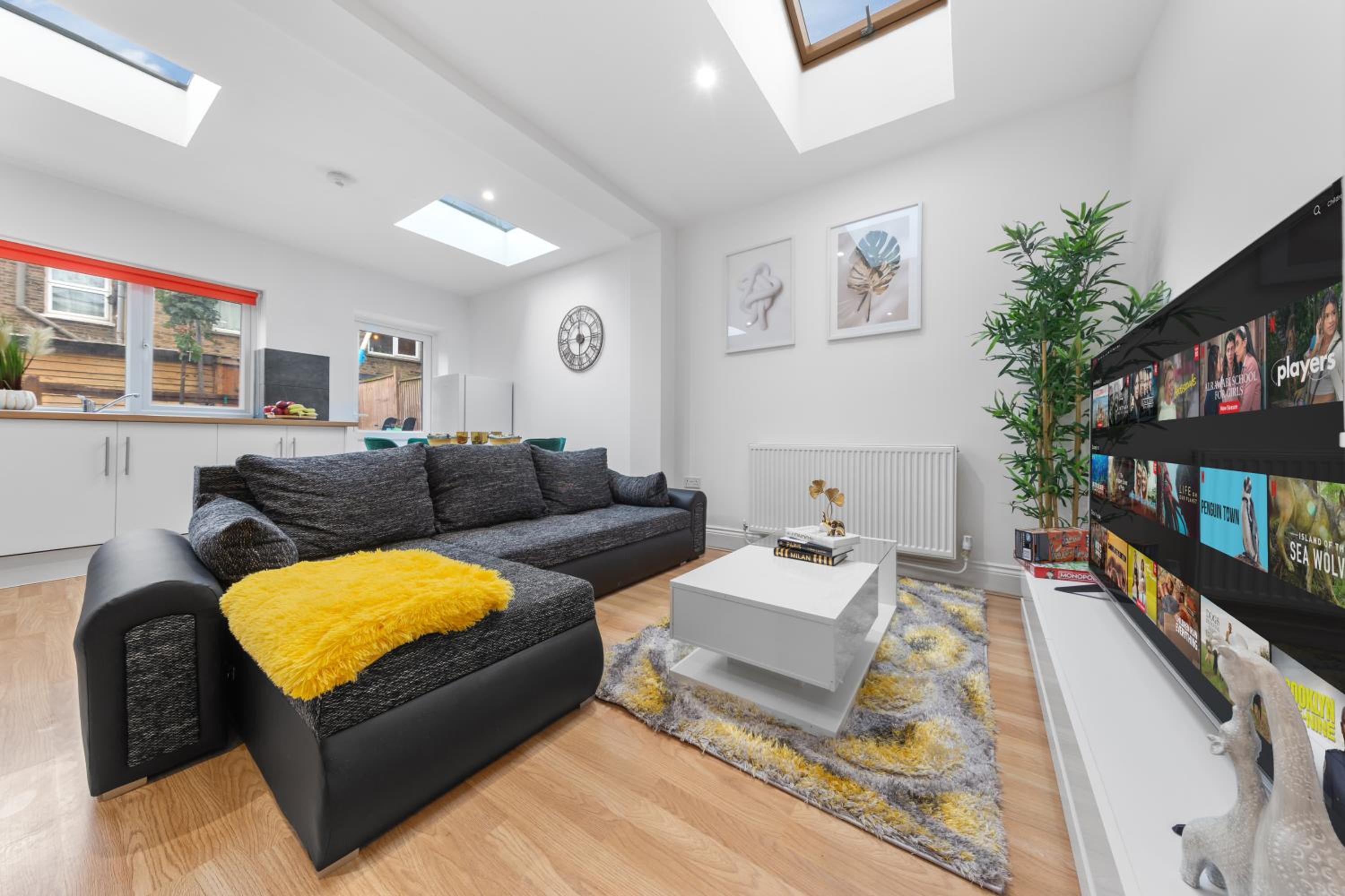 Stylish 2-Bed London House with Garden & Parking-Only 15 Mins to Central London! Sleeps 6 People - Save on Long Stays!